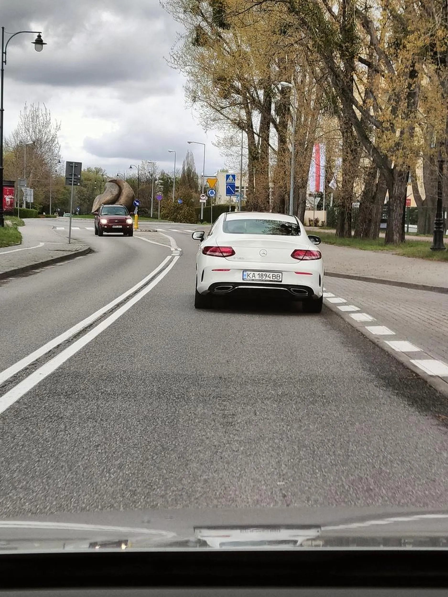 Pani nie potrafi włączać się do ruchu na rondzie i wymusza pierwszeństwo.