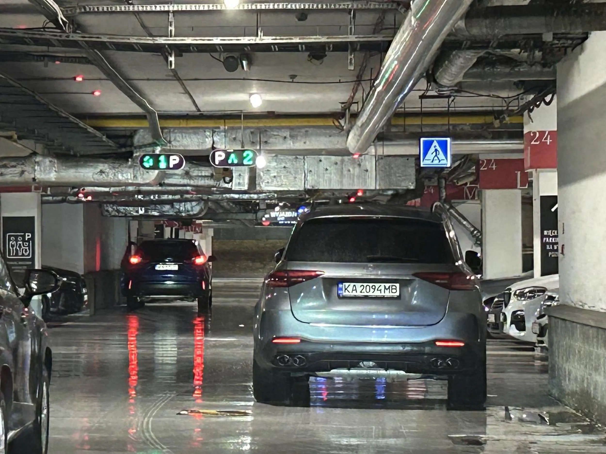 20 - letnia kobieta kierująca mercedesem, z telefonem w ręku zaparkowała na środku drogi w parkingu centrum handlowego. Bezprecedensowo wyszła z auta jakby nigdy nic. Jej postępowanie sparaliżowało ruch na całym terenie. Gdy zwróciłem jej uwagę udawała, że mnie nie słyszy.