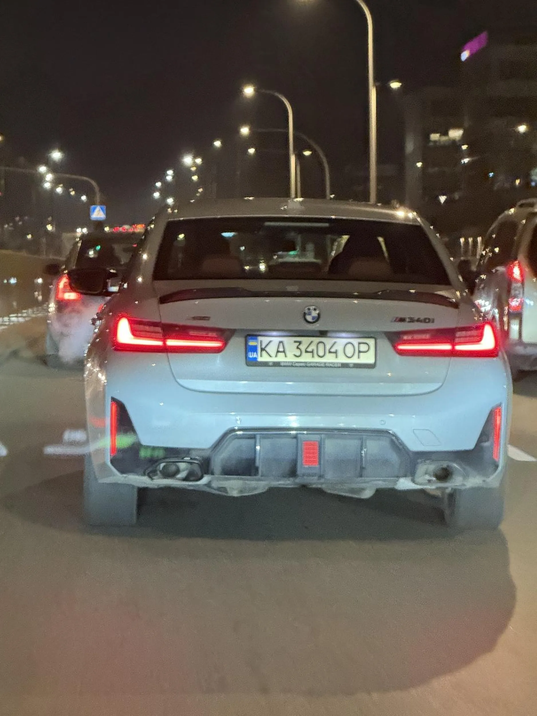 Yebany pet z upadliny który robi sobie tor wyścigowy z ulic Warszawy! Po kijowie sobie tak jeździj, w polce obowiązuje kultura!