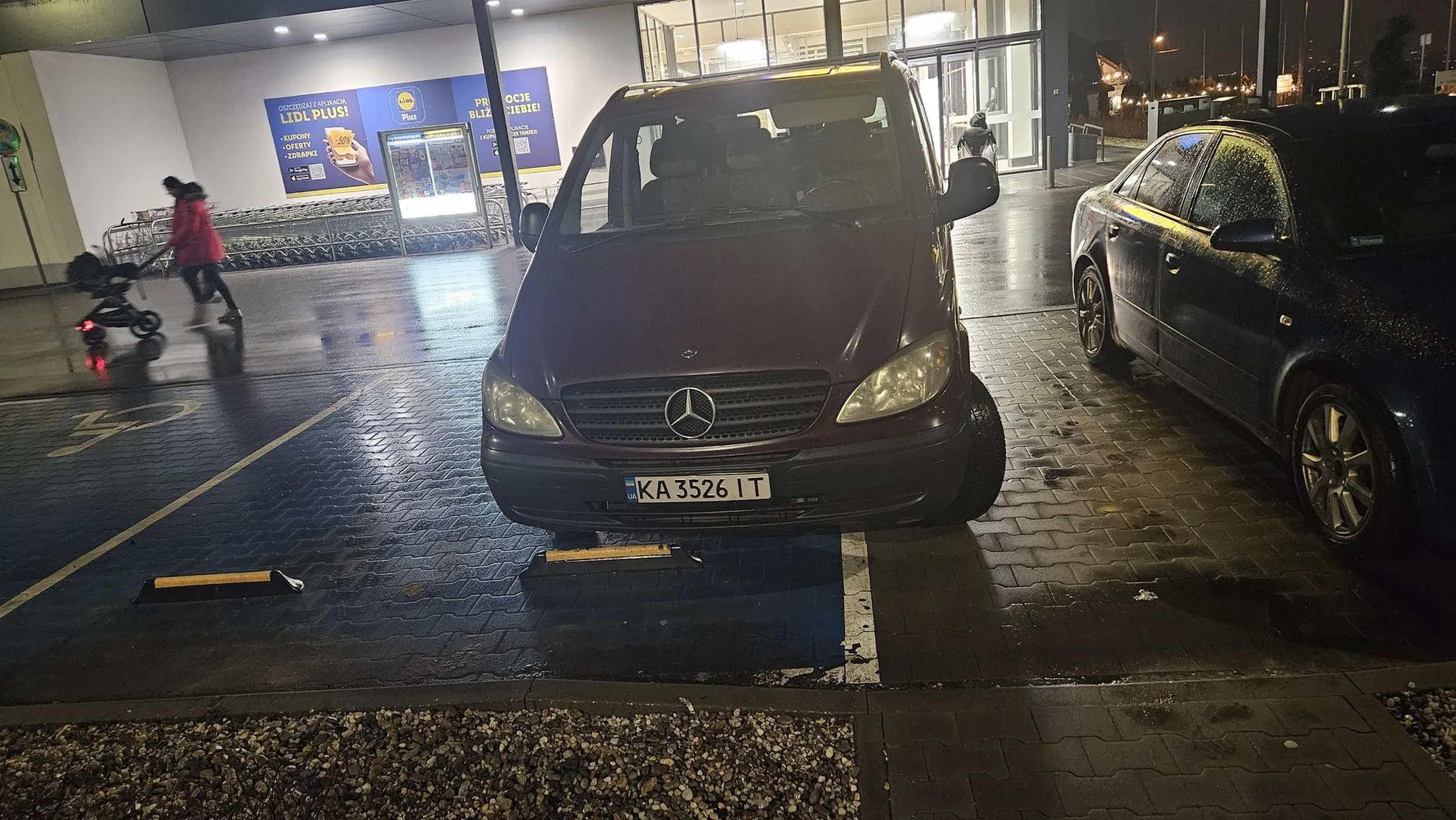 Panicz staje gdzie mu pasuje. Inwalida umysłowy