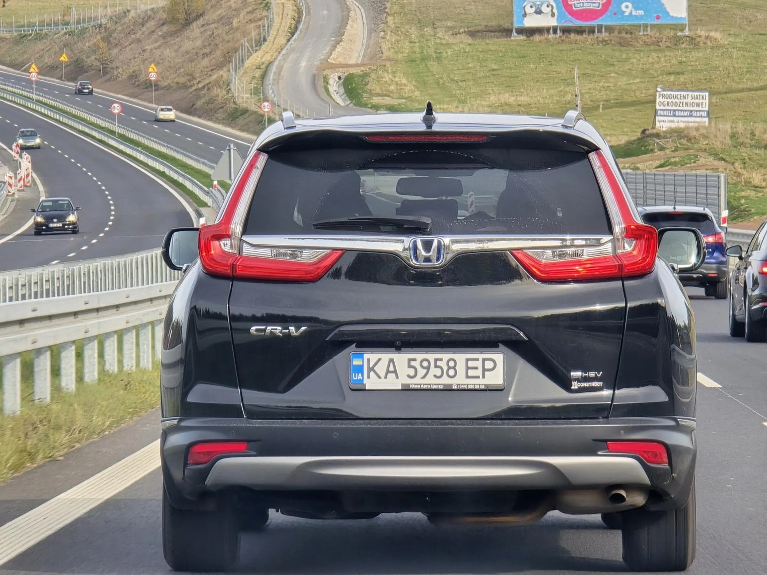 Reprezentant typowo wschodniej jazdy, robi na drodze co chce. Prawie spowodował dwa wypadki pod rząd zmieniając pas i wjeżdżając innym tuż przed maskę.