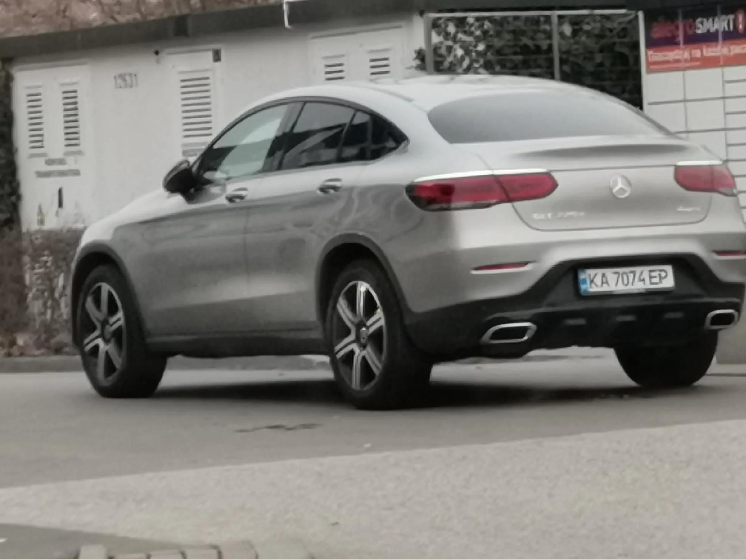 Pani zastawia przejazd i utrudnia innym ruch, tylko po to, żeby wyrzucić gołębiom spleśniały chleb. Nie wiem już co gorsze- blokowanie drogi czy wywalanie odpadków latającym szczurom. Brak słów