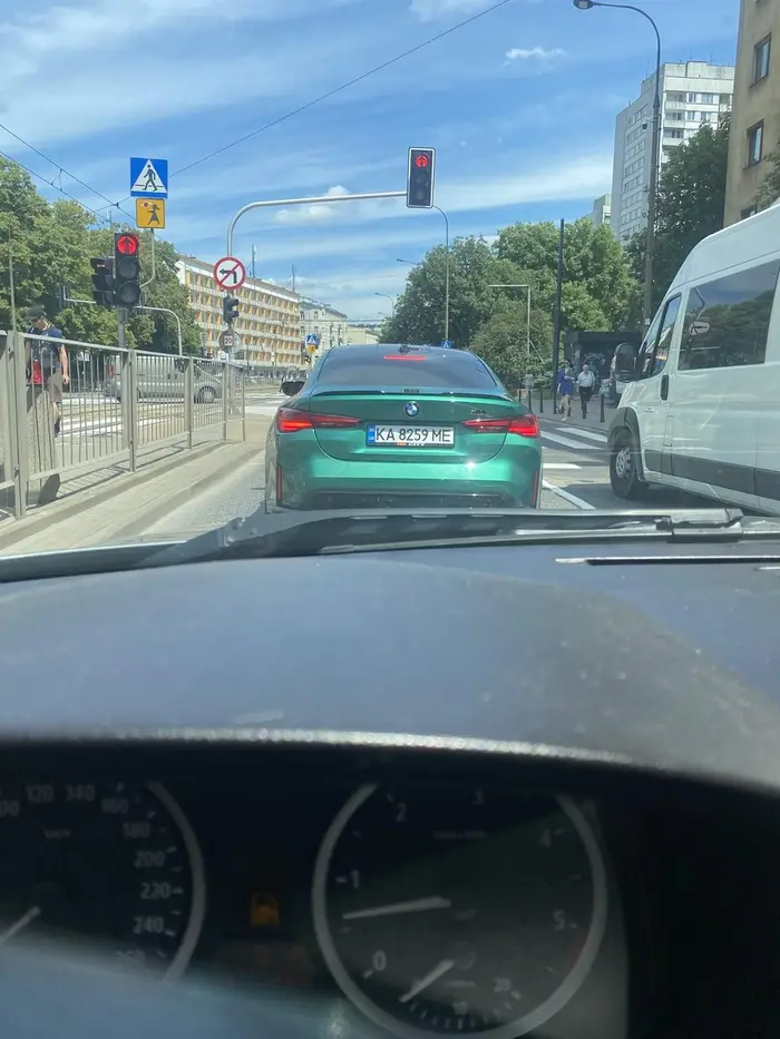 Skręca z środkowego pasa w prawo Jeździ jak zjeb gaz na max mózg na min