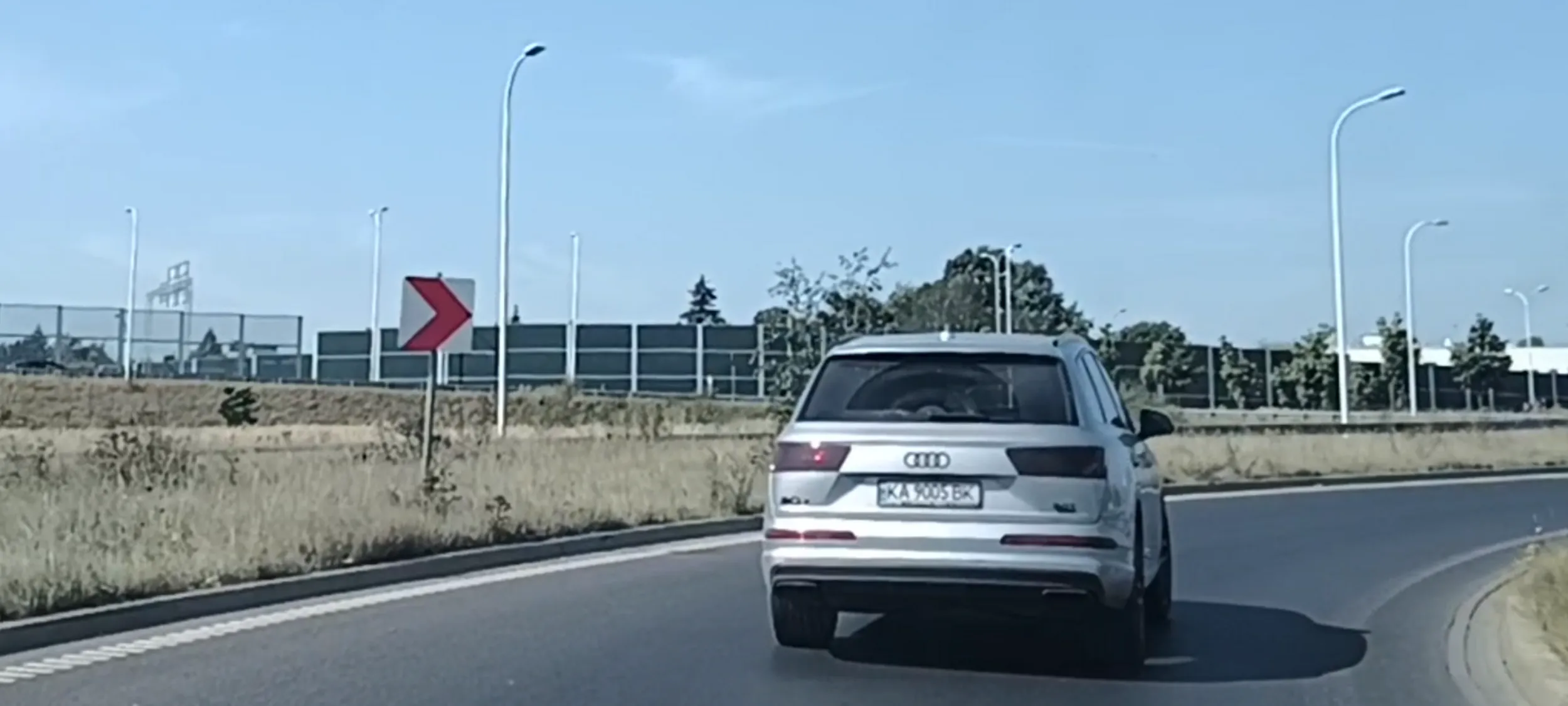 Ukraińska bieda w Audi Q7. A na froncie wojsko ?? samochodów terenowych nie ma i zbiórki muszą robić Polacy.