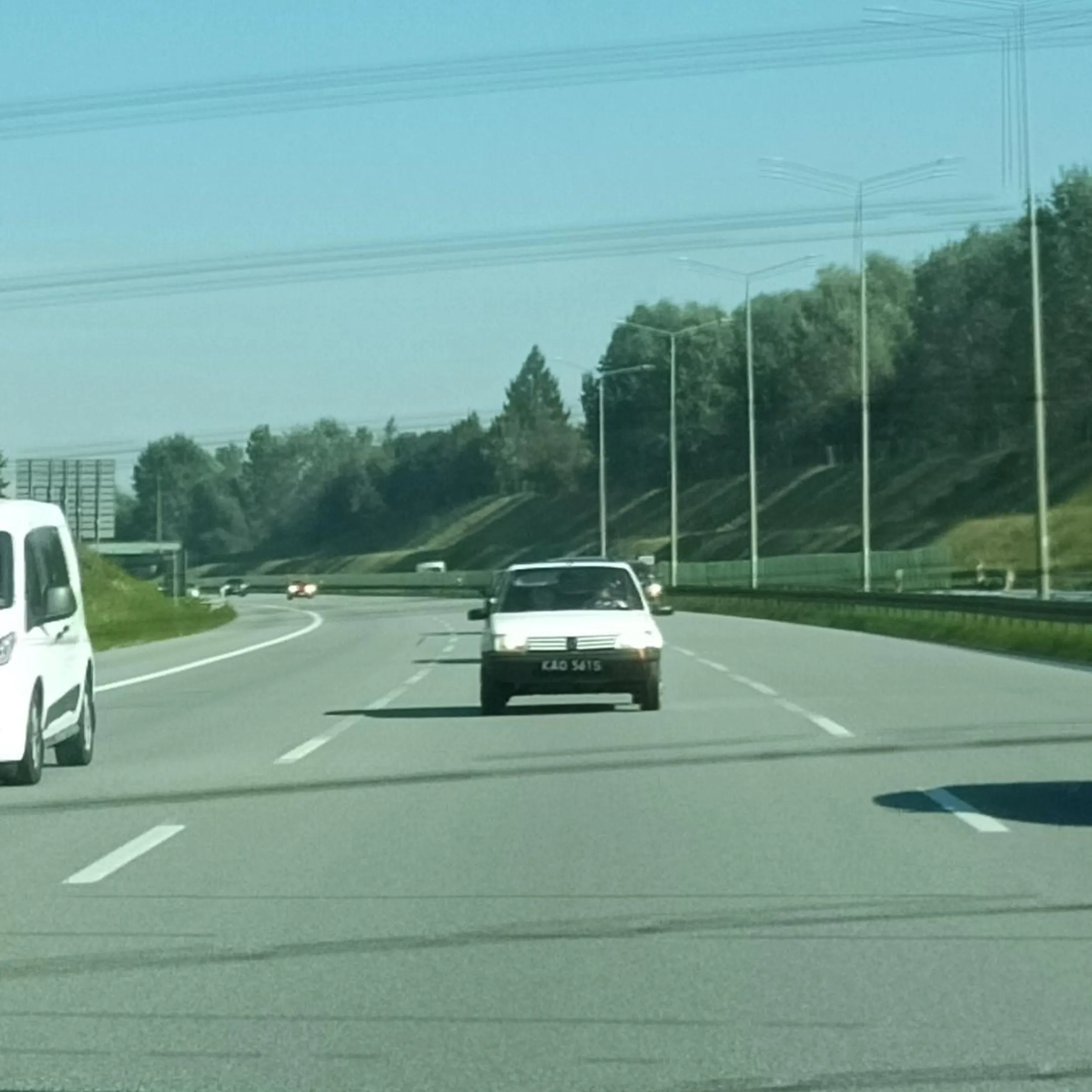 Starszy gościu jadąc obok nas na 3 pasmowce zaczol spychać mnie z drogi. Brak słów