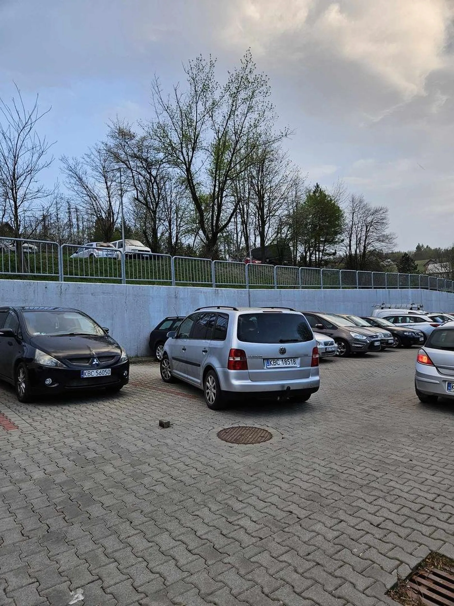 Następnym razem zaciągaj ręczny, byłeś blisko żeby uszkodzić innym samochód