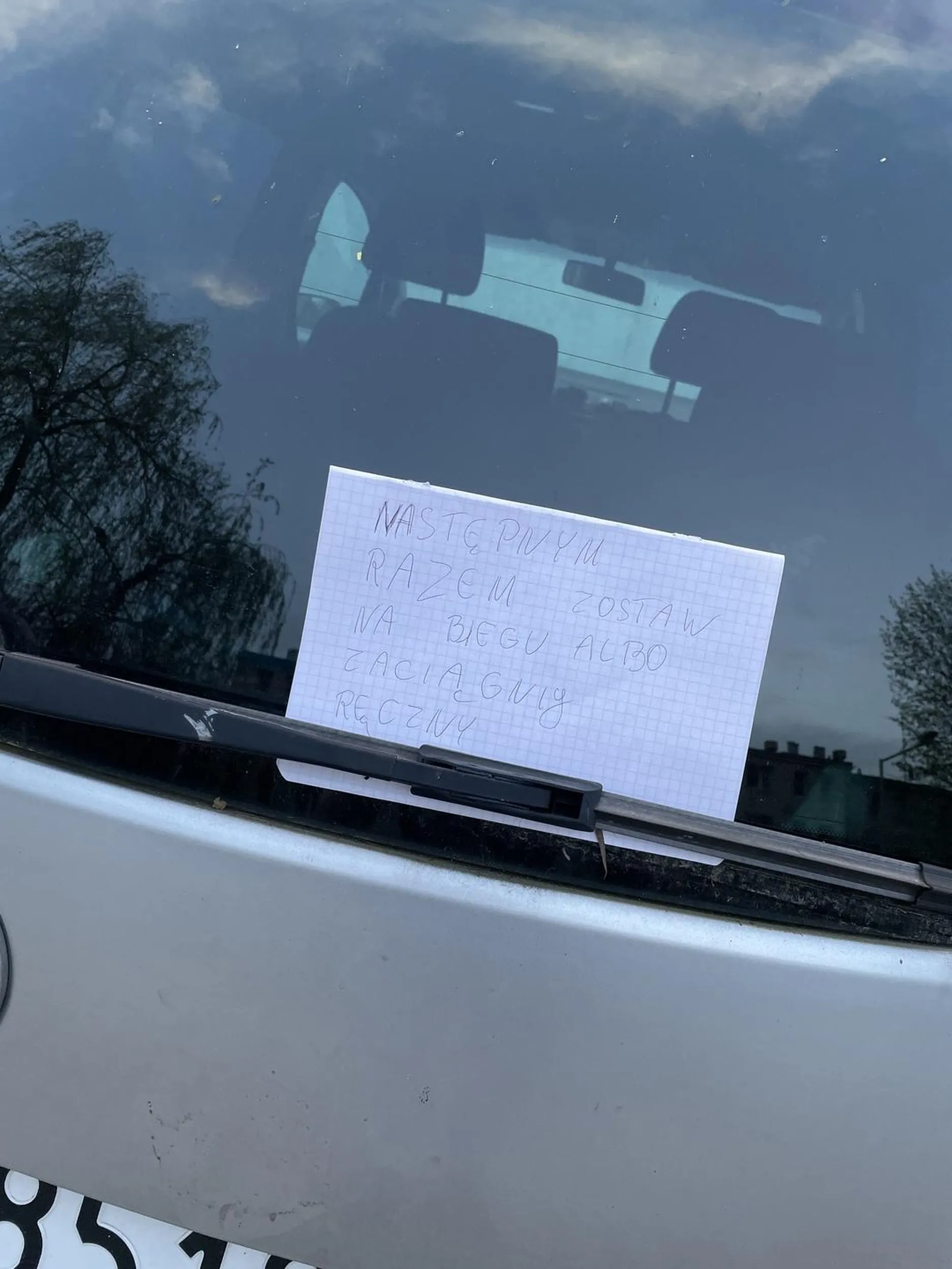 Następnym razem zaciągaj ręczny, byłeś blisko żeby uszkodzić innym samochód