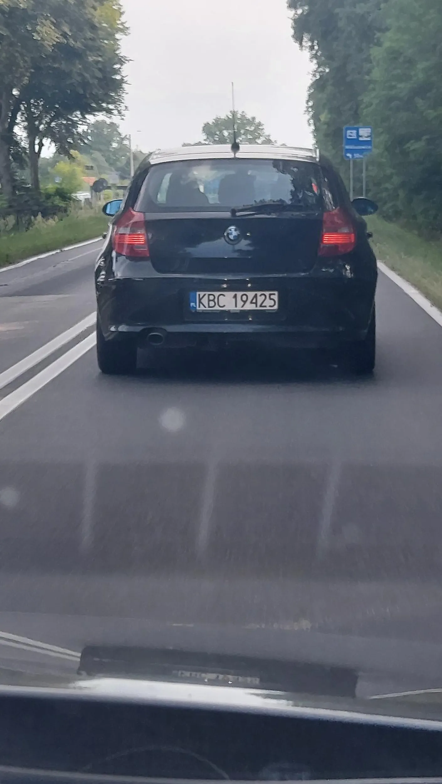 Kierowca bardzo się spieszy żeby spowodować wypadek. Na drodze w miejscowości Drwinia wyprzedzając ciągnik niewiele brakowało, a wjechałby czołowo na jadącego z przeciwka Forda. Dobrze, że kierowca Forda zatrzymał się, bo doszłoby do tragedii. Mamy nagranie tego wyczynu. Nie pozdrawiamy...