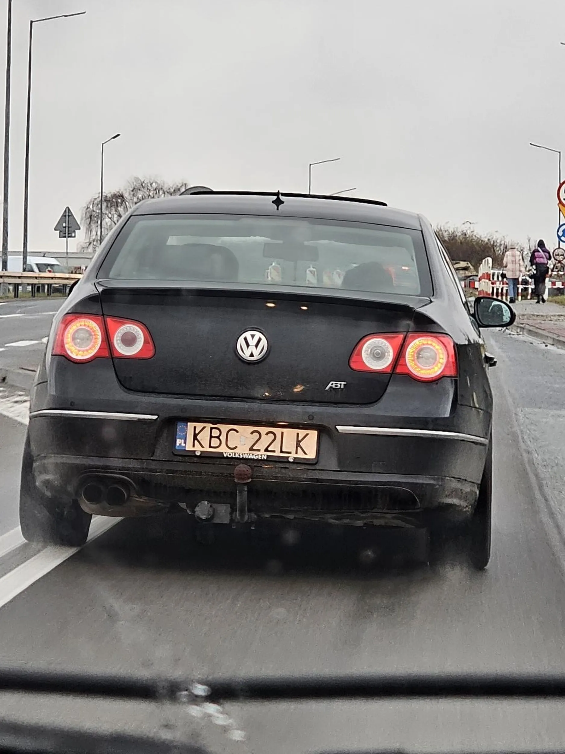 Kierowca tamuje ruch jadąc 30 km/h przy ograniczeniu do 70, w momencie wyprzedzania nagle przyspiesza uniemożliwiając manewr.