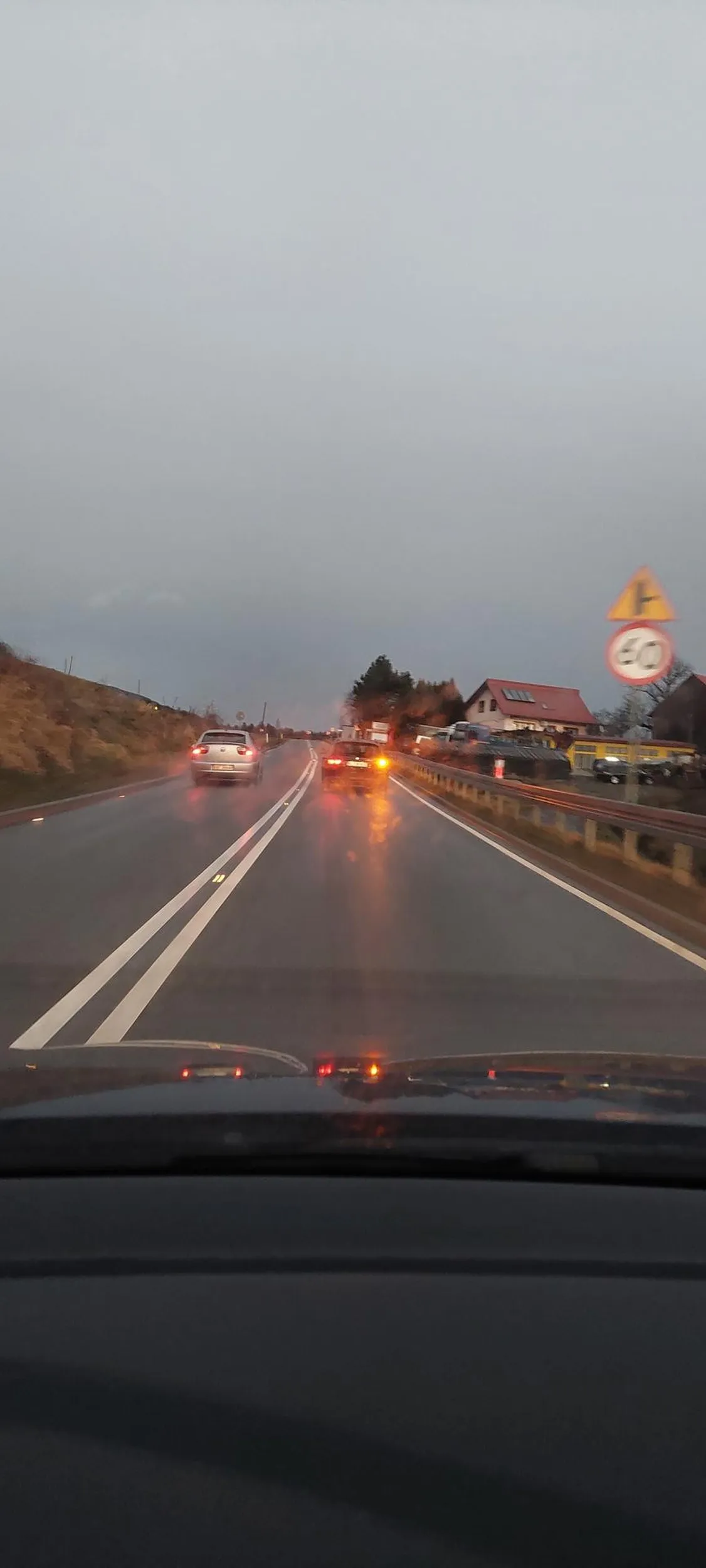 Podwójna ciągła,  kilkukrotne wyprzedzanie plus siedzenie na zderzaku