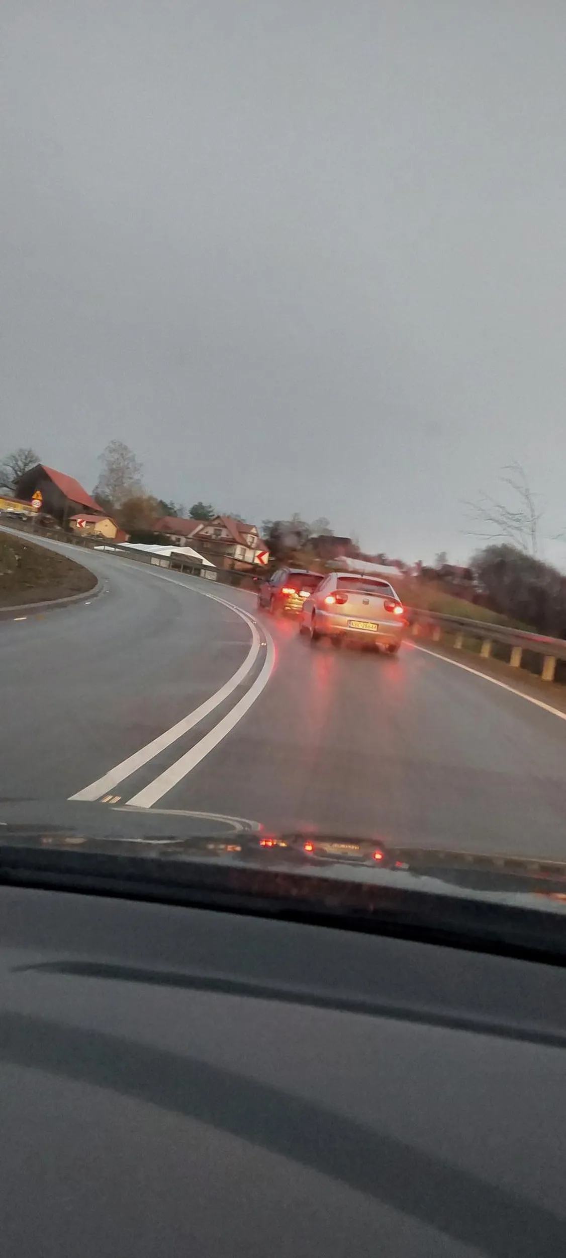 Podwójna ciągła,  kilkukrotne wyprzedzanie plus siedzenie na zderzaku