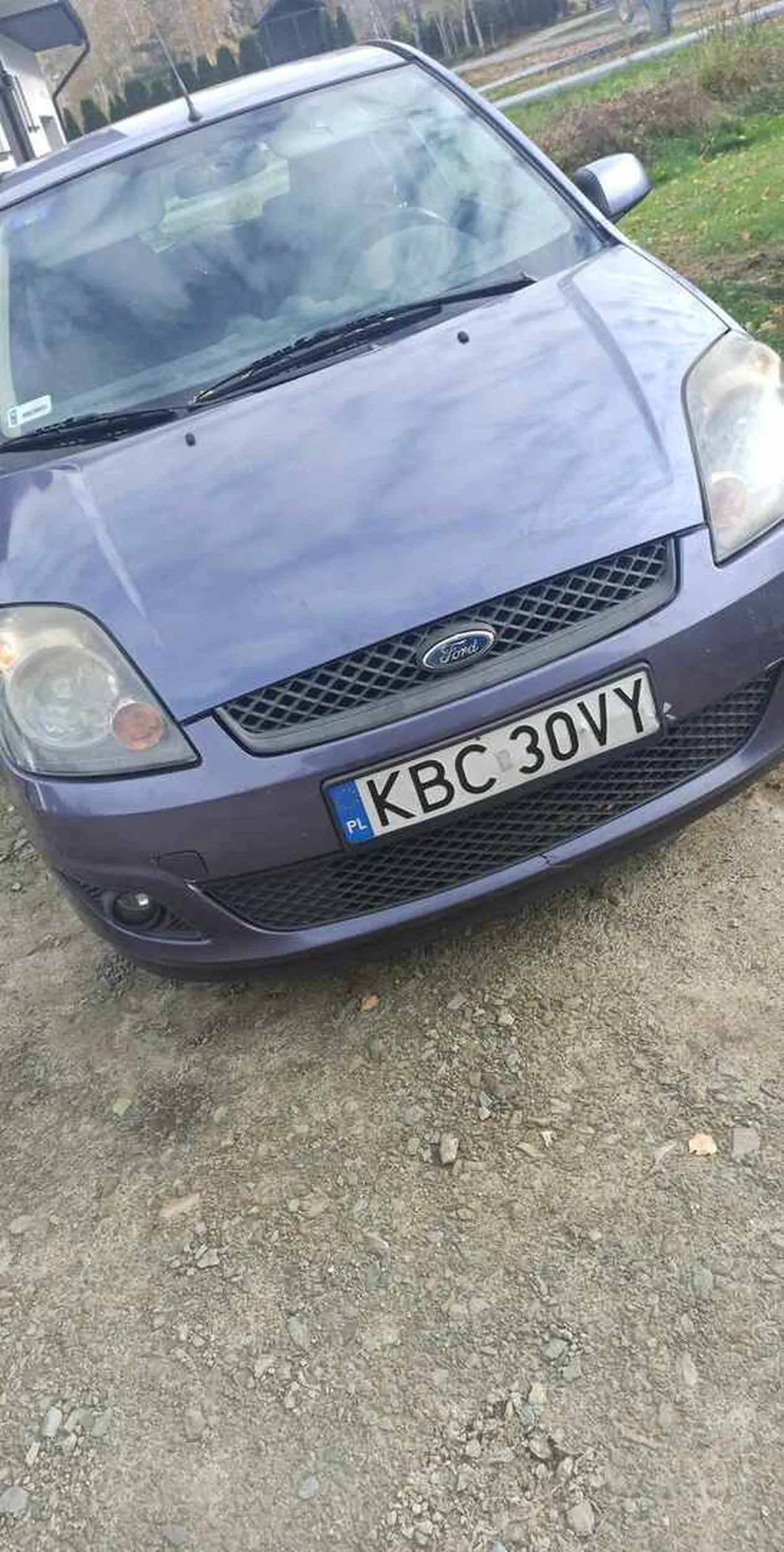 Zajeżdża drogę ciężarówce i hamuje bez powodu. Liczy chyba na odszkodowanie. Jak dostrzegł kamerkę na szybie to uciekł z podkulonymi ogonem.