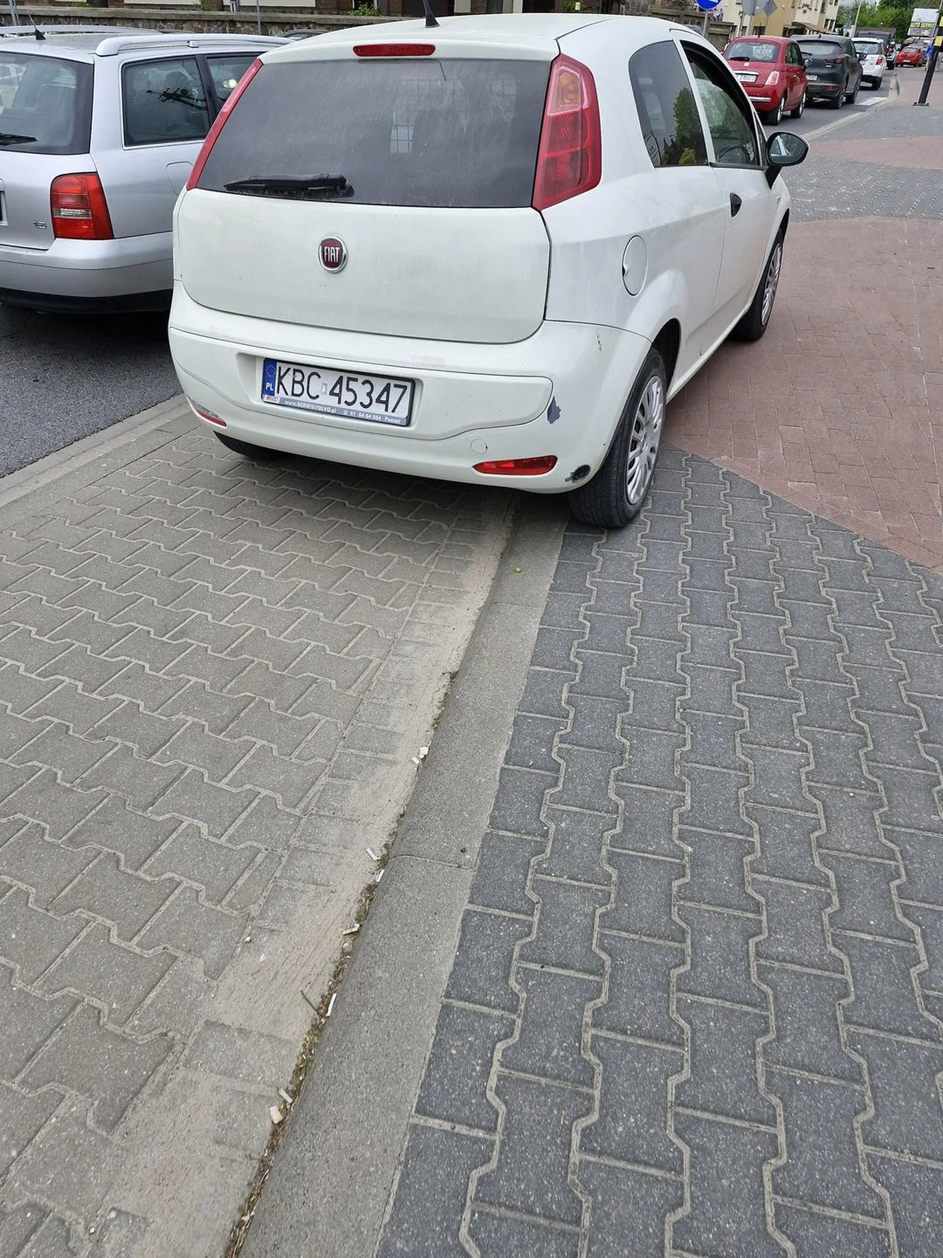 U nas jak zawsze korek l, to gość wjechał na chodnik i pod piekarnie pruje nie patrząc na pieszych. Prawko chyba w kajzerkach znalezione...