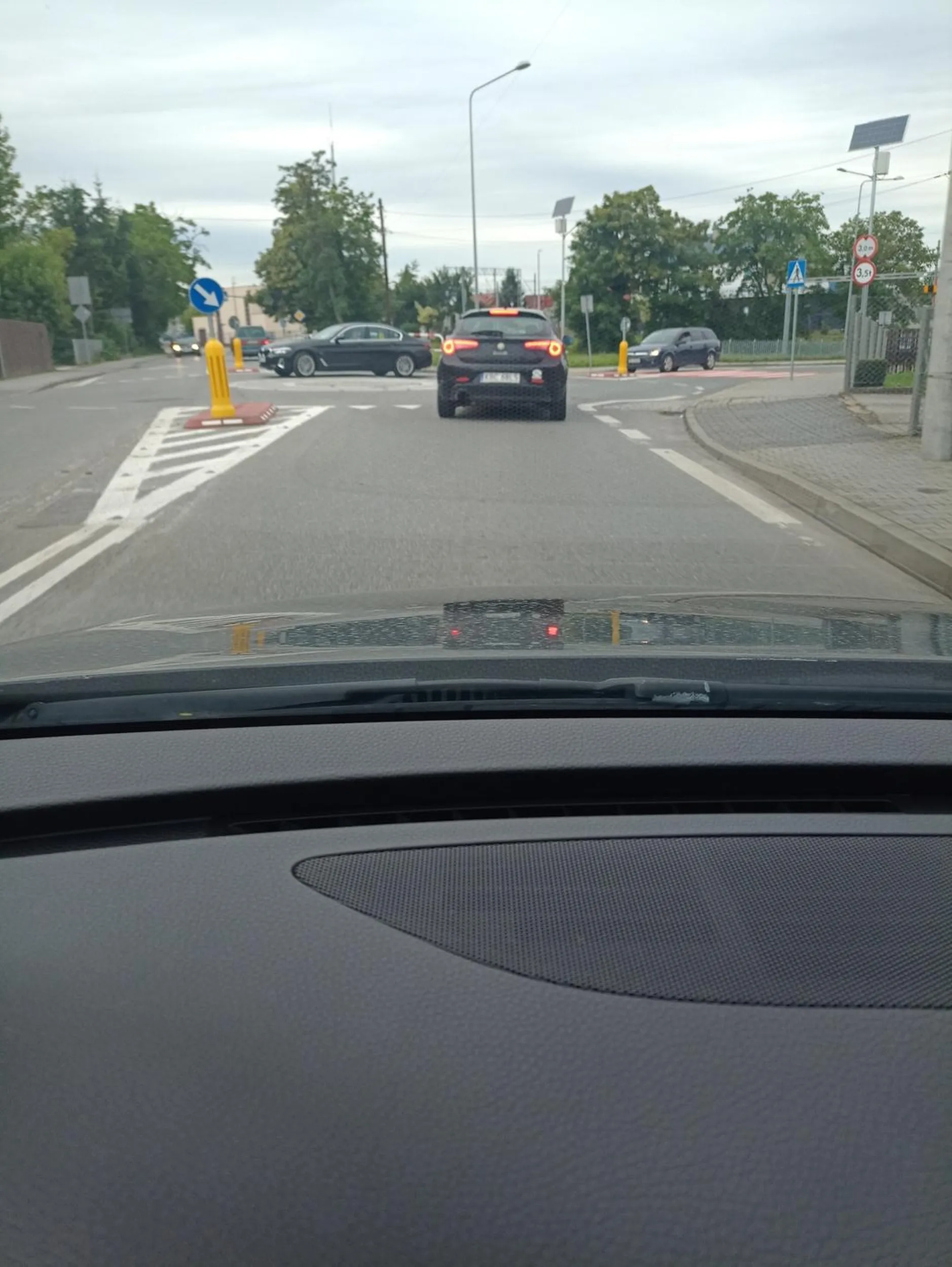 Uwaga na tego kierowcę. Wymusza pierwszeństwo wjeżdżając bezpośrednio przed jadący po rondzie samochód. Za nic sobie to ma - wjeżdża na spokojnie jak gdyby nigdy nic.