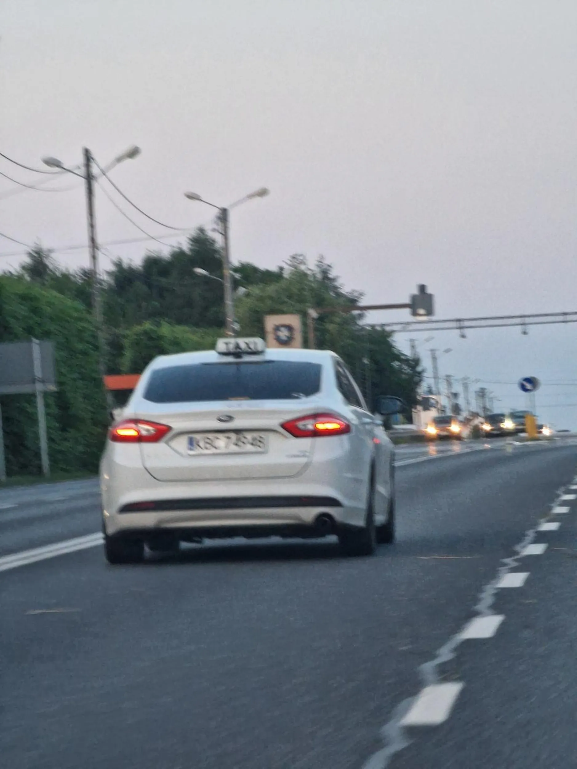 Szeryf lewego pasa, złotówa jezdżąca po Rzeszowie, jedzie równo z autem na prawym pasie i blokuje specjalnie, po zmryganiu i trąbiebiu hamuje. Stfu