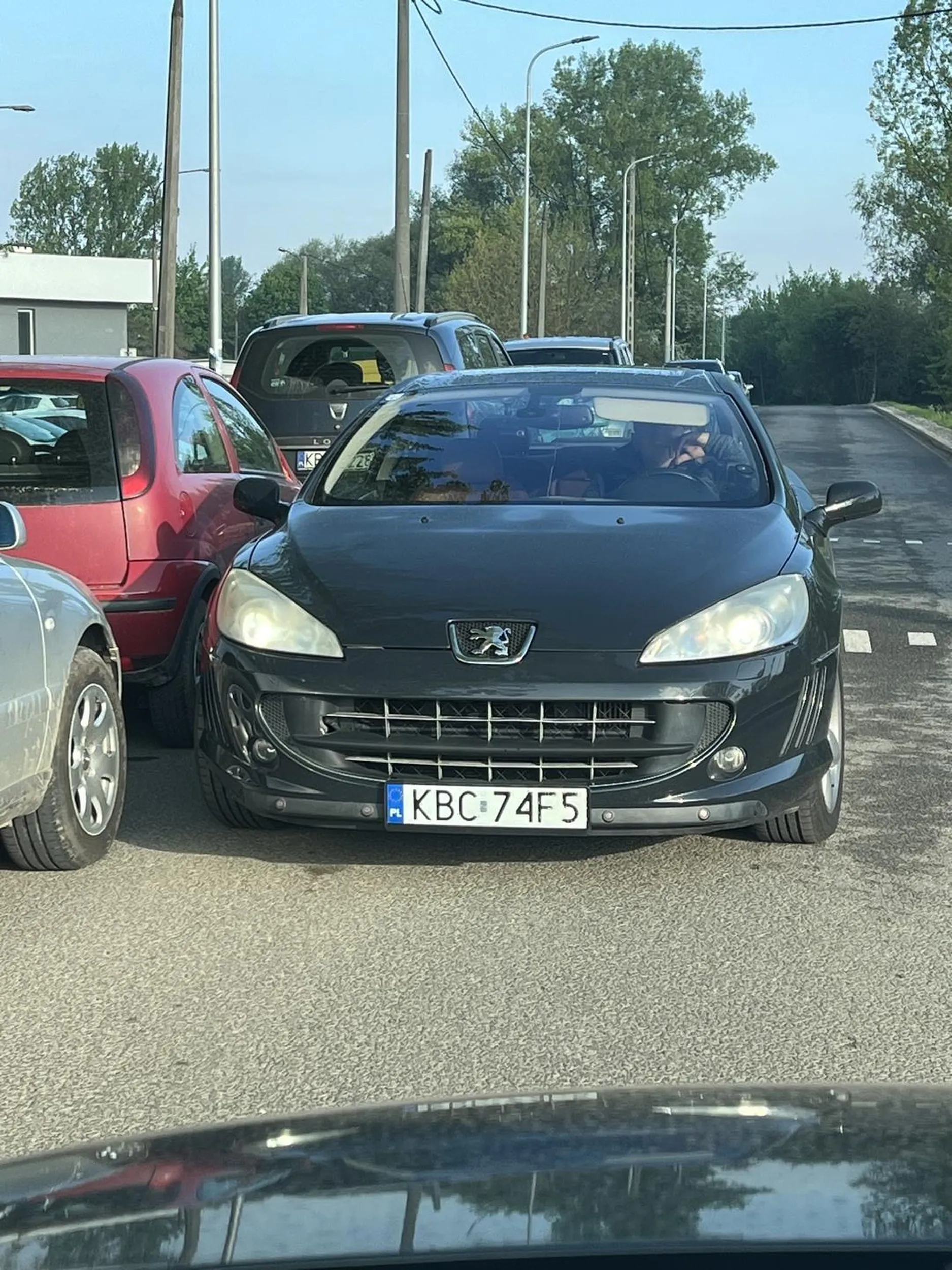 Gość pierwszy raz  w wielkim mieście z tej zapyziałej gnojem Bochni, naucz sie zasady kiedy masz pierwszeństwo bo na wiosce to chyba nie działa :)