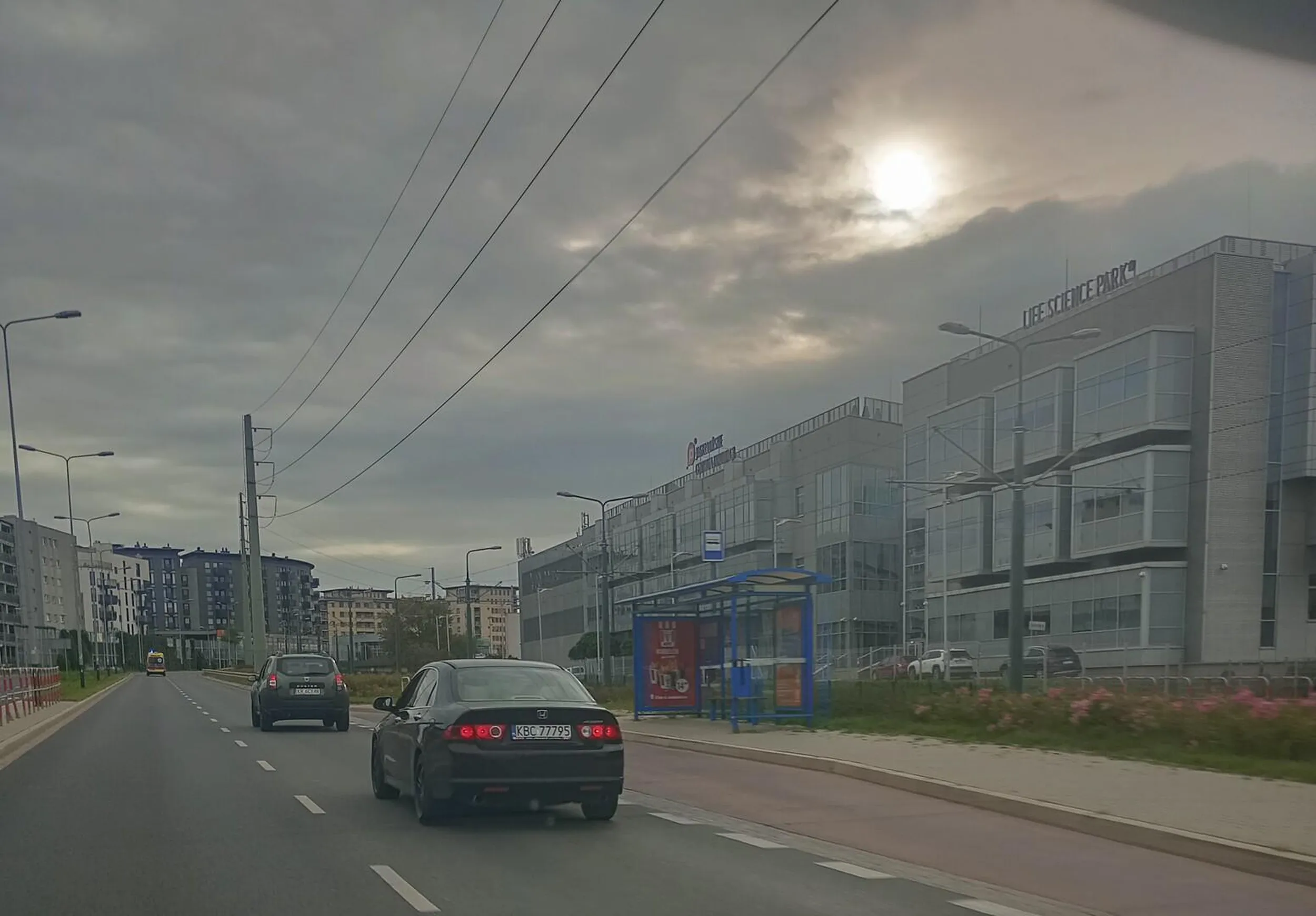 Kutas w czapeczce powinien mandat dostać za wpierdala nie się wprost z pasa do skrętu w lewo. Kraków / Zachodnia. Karny ku*as.