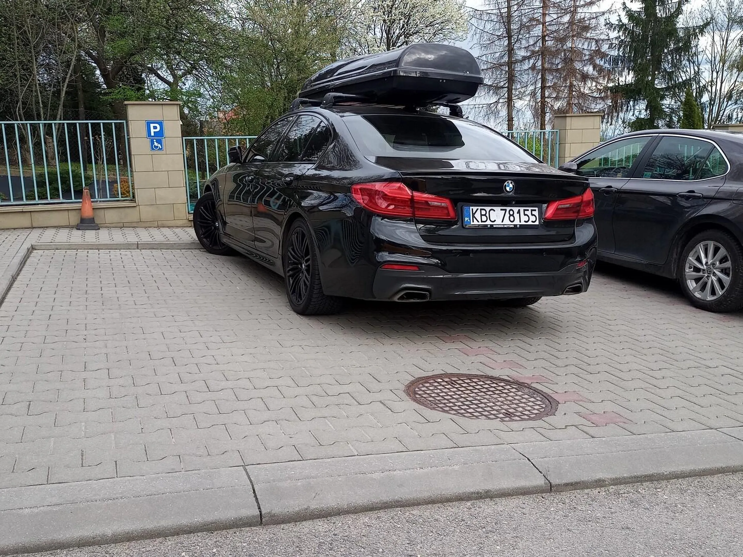 Bardzo mądrze zaparkowane pod przedszkolem.