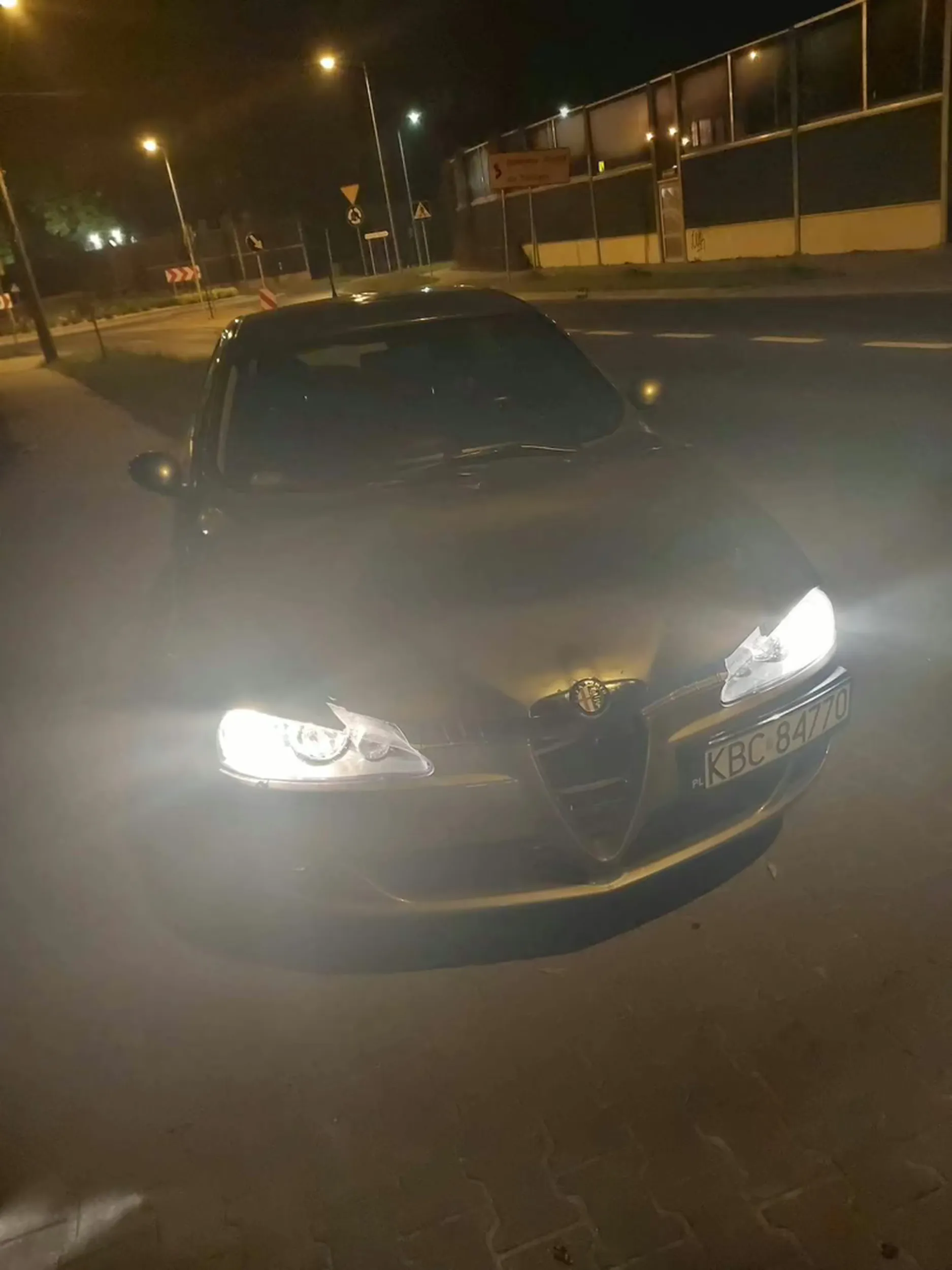 Ten kierowca jest zagrożeniem w ruchu lądowym, parę miesięcy temu zmienił samochód na Alfę 147, wcześniej jeździł zgruzowanym E46, wjeżdżał ludziom w mostki pod domem było nawet na Tik toku, zakłócał ciszę nocną, kręci się po powiecie Wadowickim...