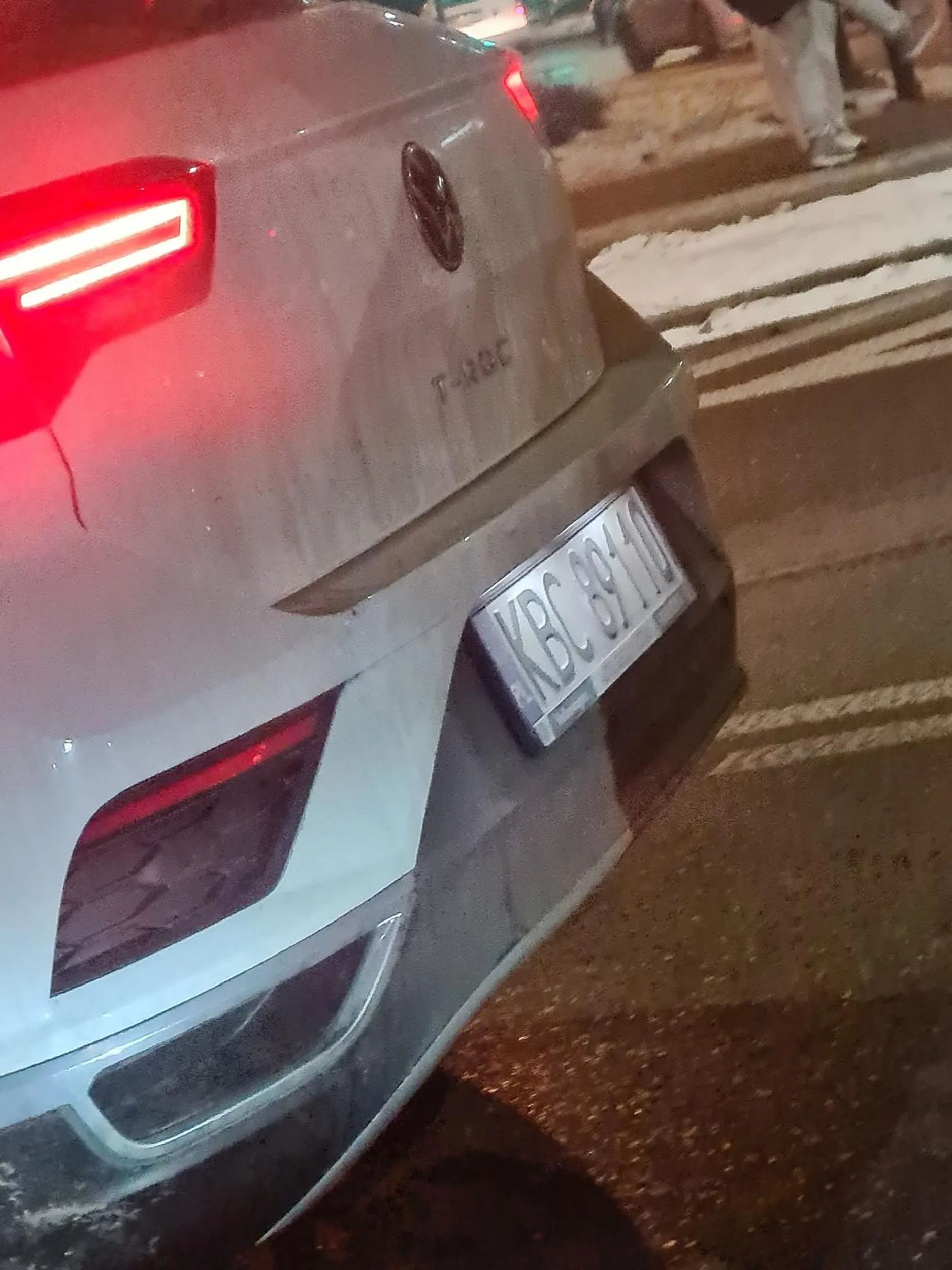 Kierowca blokuje skrzyżowanie i stwarza zagrożenie na drodze! Nie umie podjechać do przodu mając wolny pas, a wręcz cofa i uderza w pojazd stojący za nim.