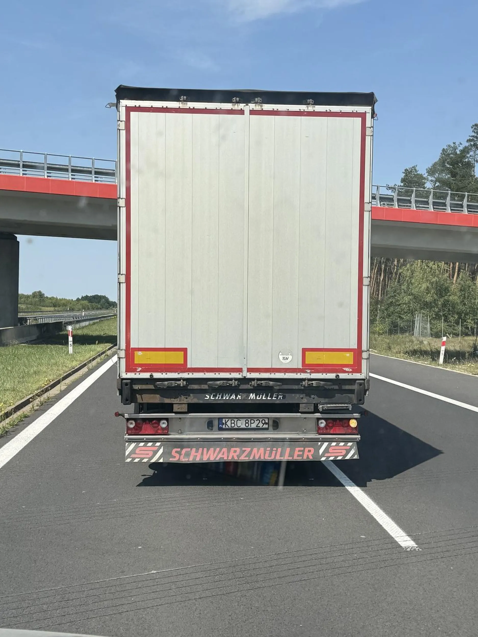 Koleś nie patrzy w lusterka i zajeżdża drogę na autostradzie!