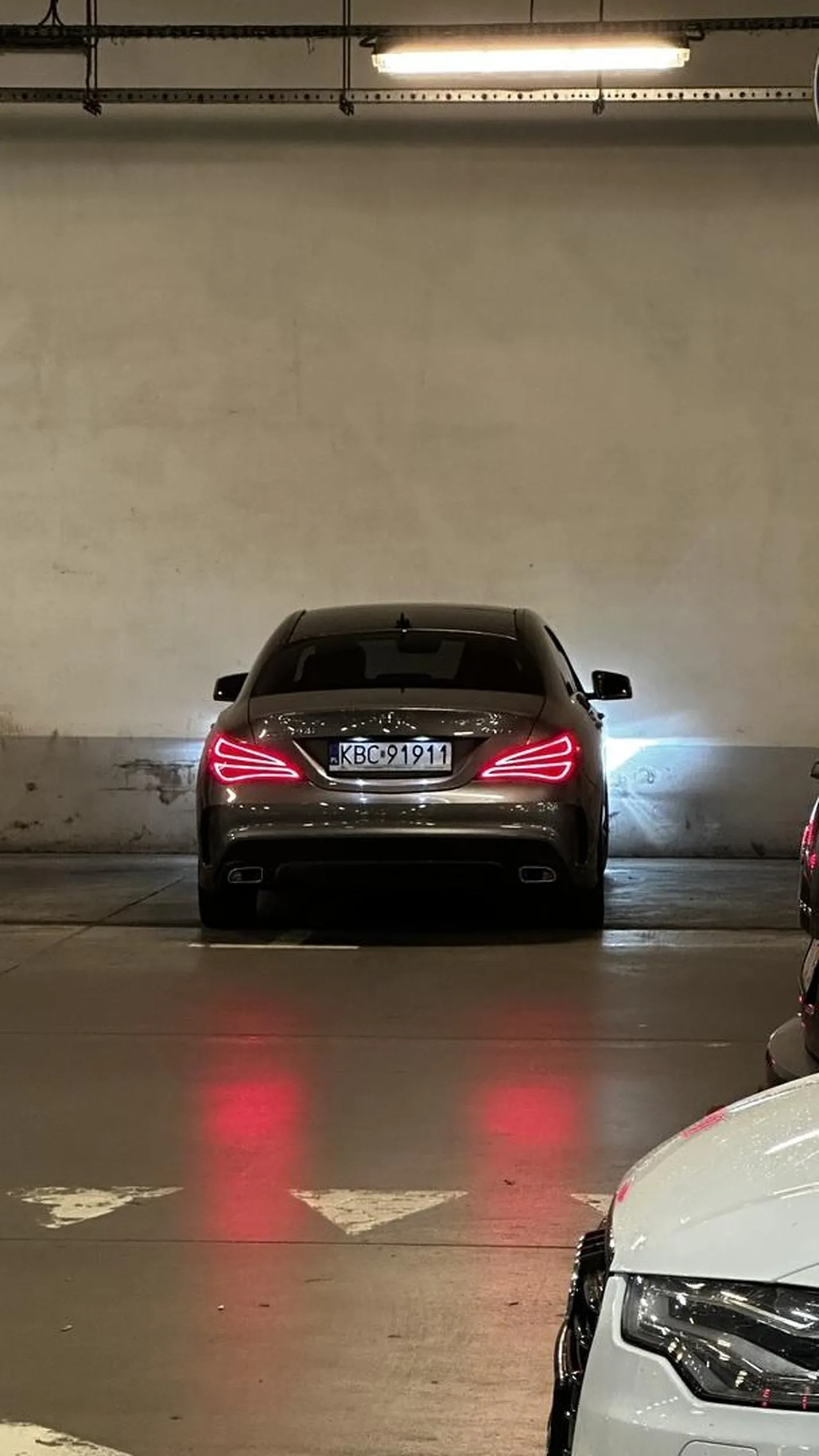 Parkuje na dwóch miejscach w galerii i idzie na zakupy. Porażka