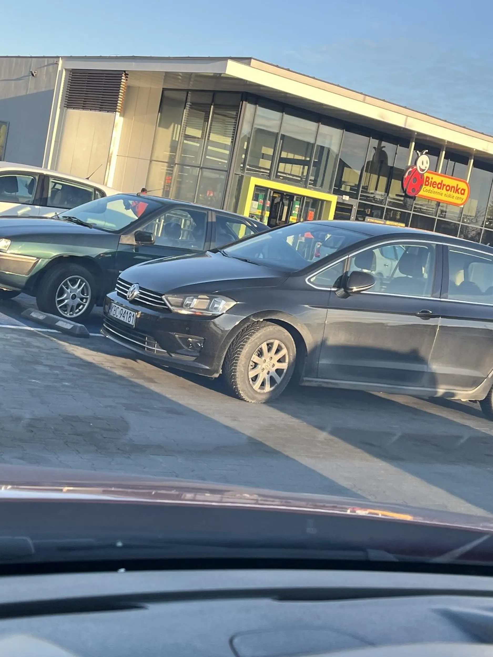 Miejsca na parkingu od groma a kierowca wolał zaparkować na przejeździe