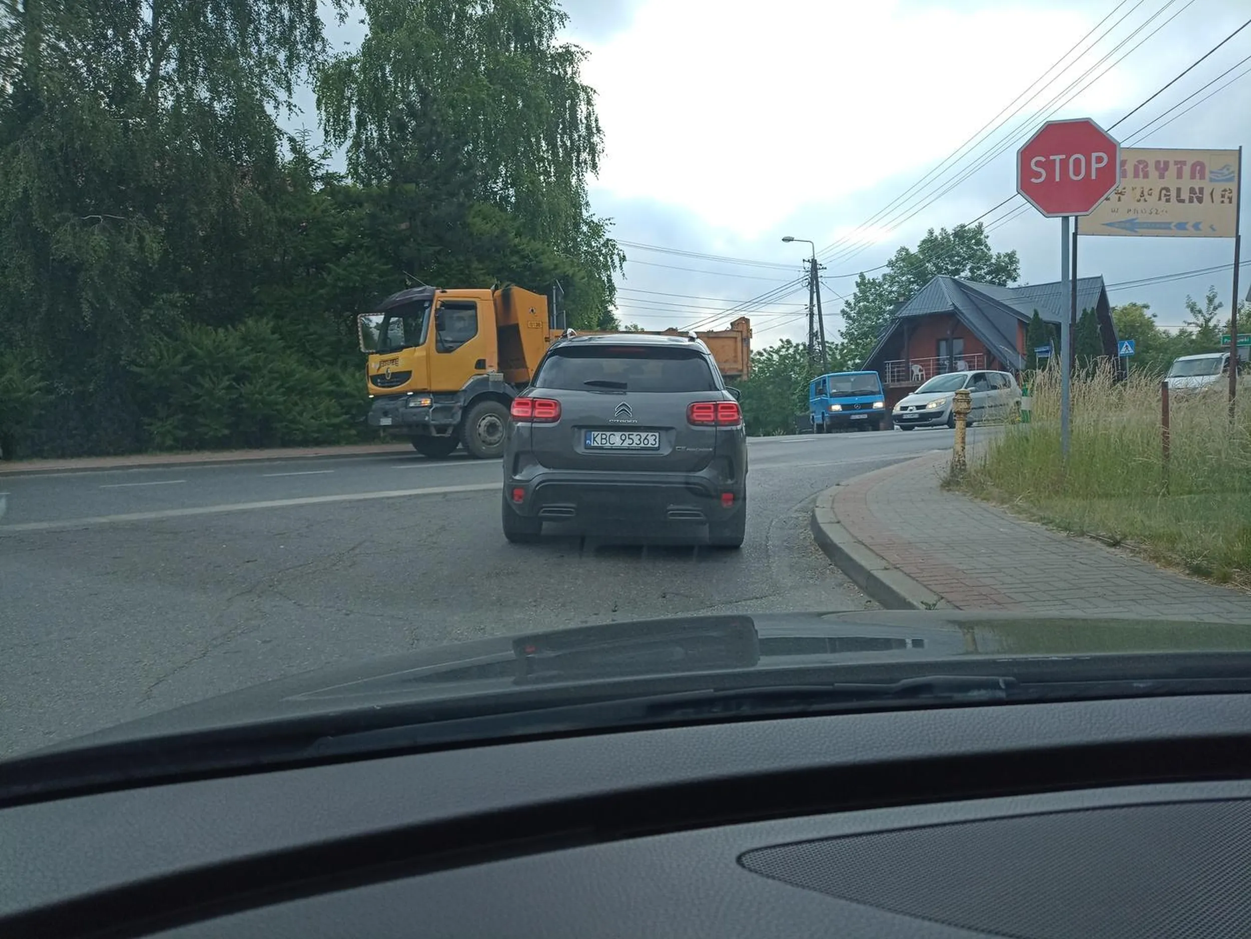 Uwaga na tego kierowcę. Pani wymusza pierwszeństwo na skrzyżowaniu, włączając się na główną drogę z drogi osiedlowej.. wjeżdża przed same auto upomniana ucieka, nawet nie przeprosi. Żeby nie szybka reakcja - która i tak ledwo pomogła to oba auta były by porządnie skasowane. Z bocznej drogi wyjeżdża w połowie innego i wciska się przed wymuszając.. najprawdopodobniej po jakiś używkach bo nikt normalny by tak nie postąpił - lub nie posiada uprawnień. Uwaga