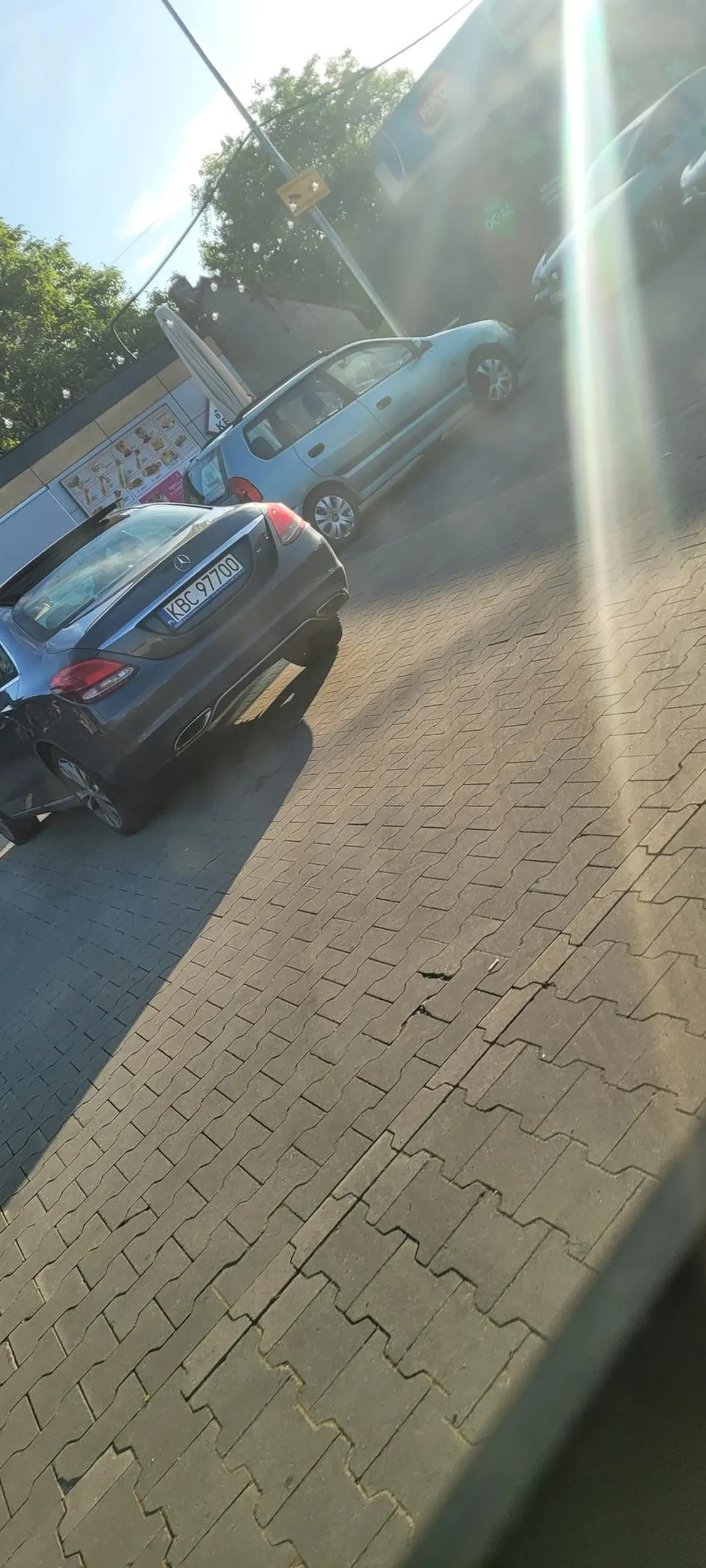 Święta krowa w mokasynach. Facet poszedł na lody rozsiadł się i podziwia mercedesa