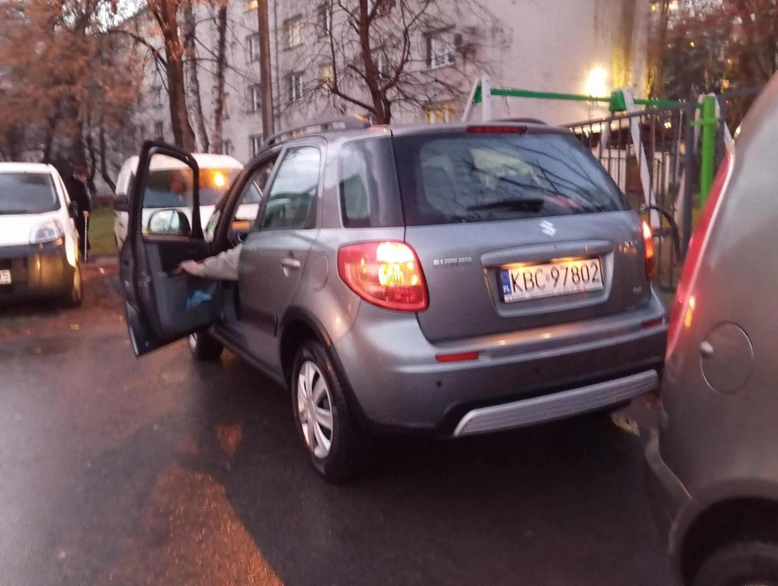 Pan prawdopodobnie z nałogiem alkoholowym. Dwa piwka w ręce i problem z wyjechaniem z miejsca parkingowego na os. Strusia w Krakowie. Do tego agresywny napinacz twierdzący że ma prawo tak stawać bo "ja tu mieszkam". Dlatego agresywny i wyzywający. Dobrze że byłem z córką bo by chyba w dziąsło wyłapał.