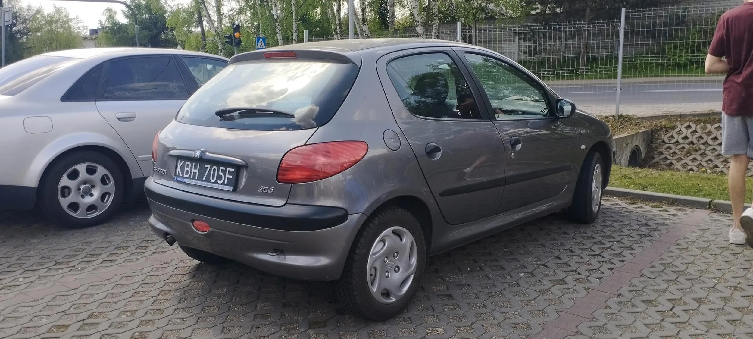 Piękny 206 na czarnych blachach, bardzo zadbany, ani jednej ryski, piękny egzemplarz idealny dla kolekcjonera, nie widać po nim żadnego śladu użytkowania, jak nowy z salonu