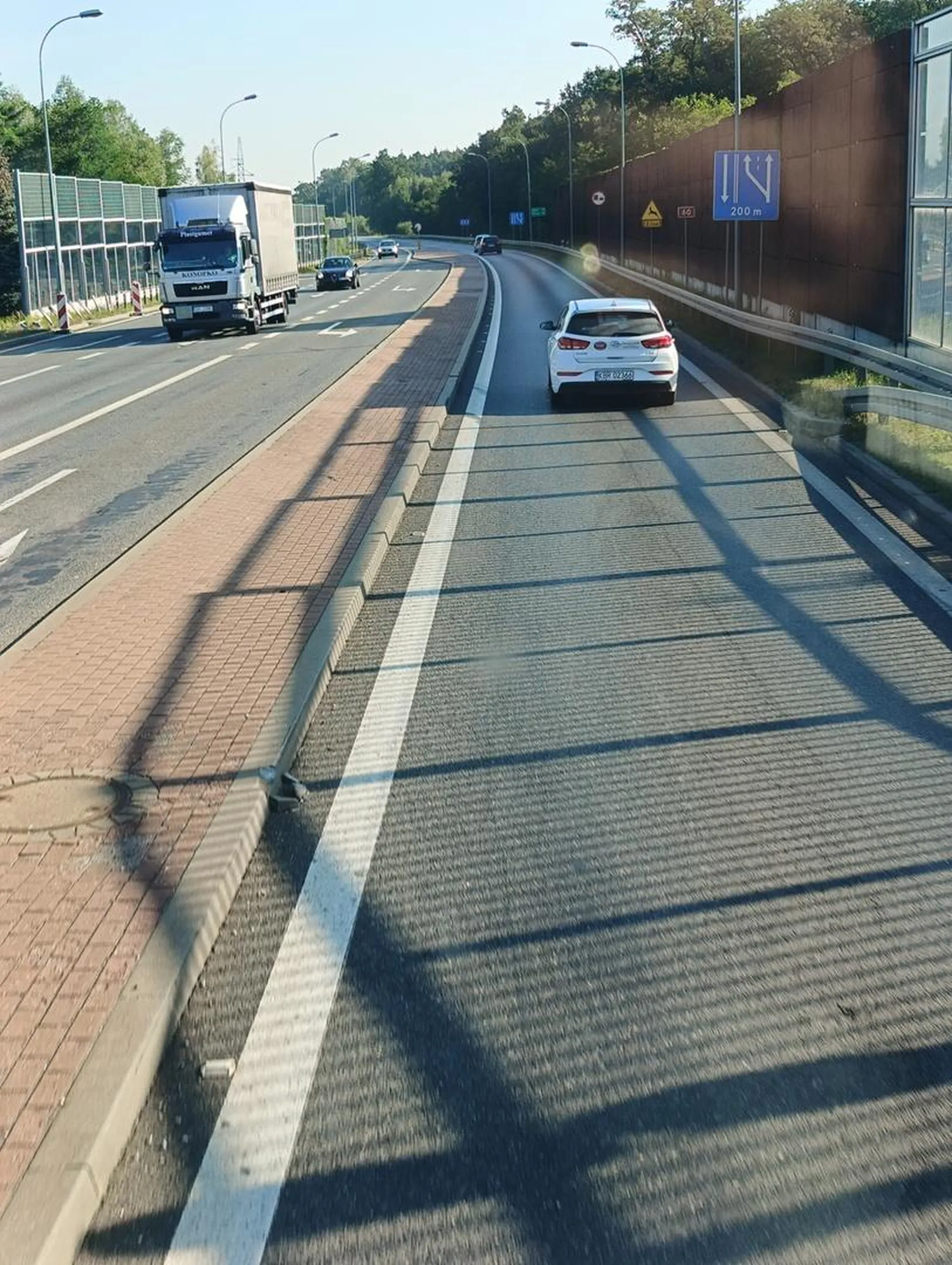 Nagranie z momentu jak przyspieszasz podczas wyprzedzania zostanie wysłane na policję obyś miał już jakieś punkty i zabiorą ci prawko.