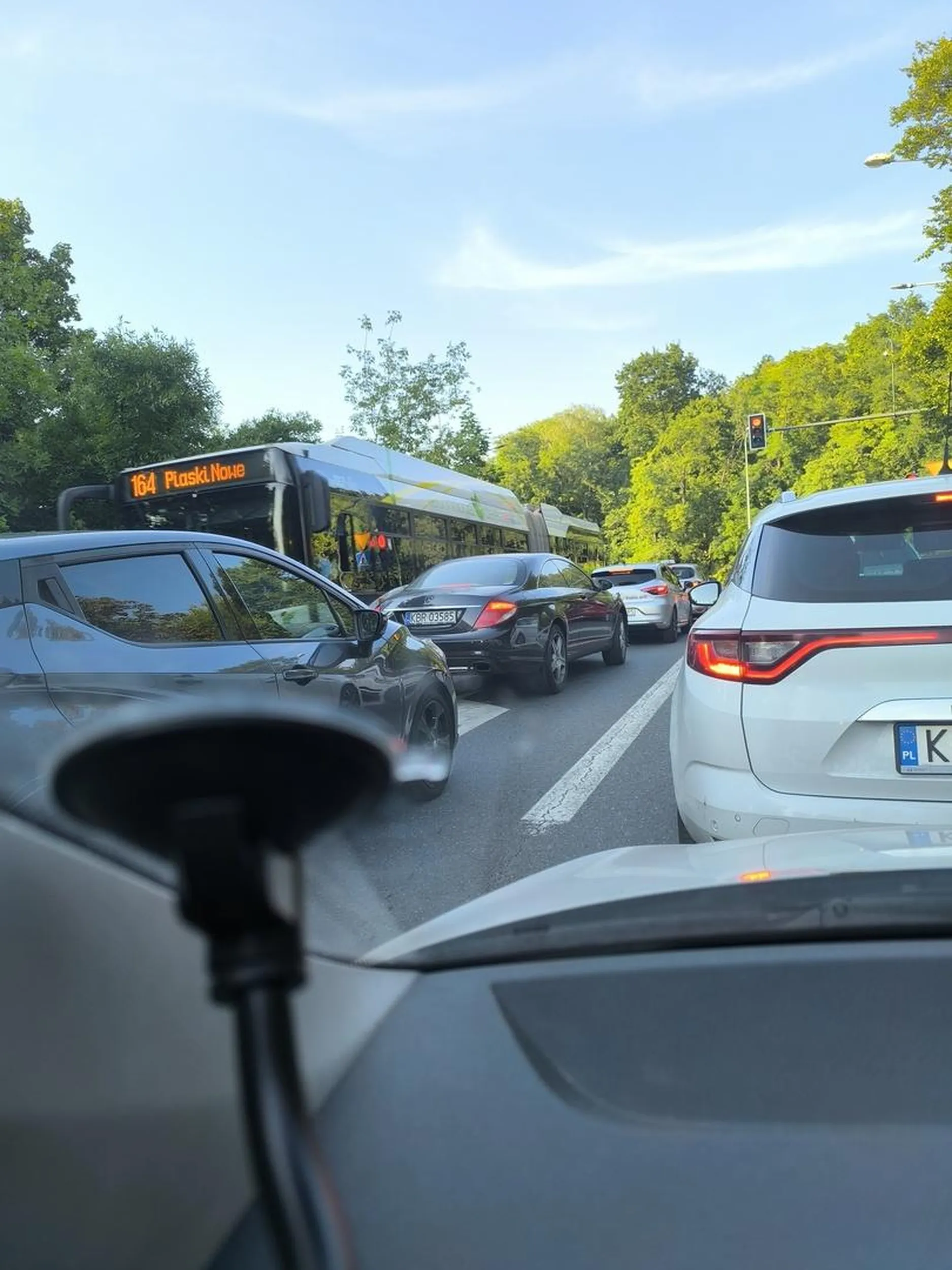 Kierowca wyprzedza na linii podwójnej ciągłej