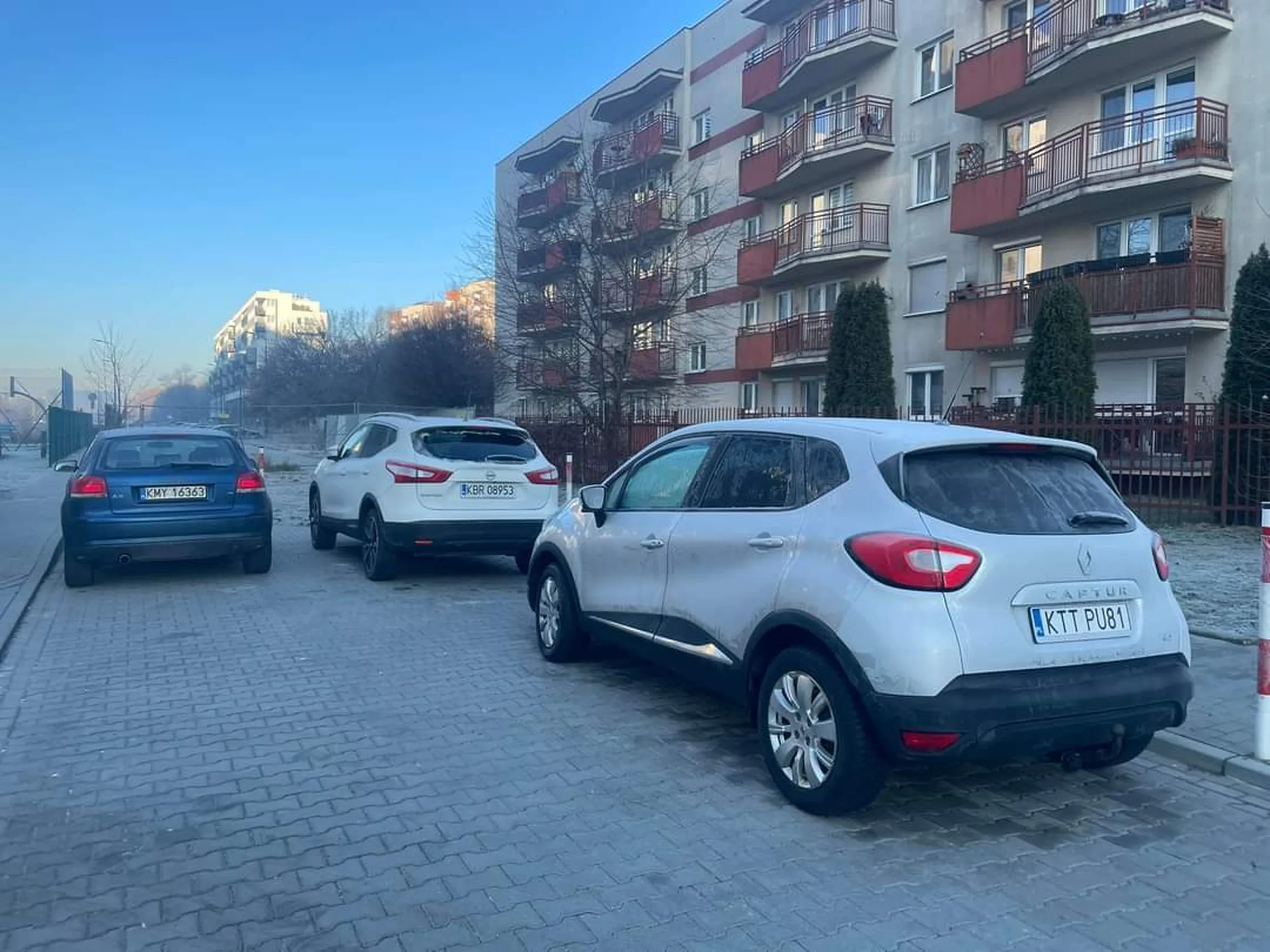 Księżniczka płacze na forum publicznym że nie może wyjechać i wyzywa od idiotów a miejsca ma na tyle że by ciągnikiem siodłowym się zmieściła.