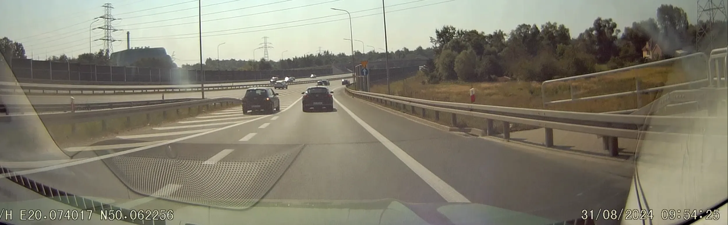 Zajeżdża drogę, wyprzedza na pasie wyłączenia.