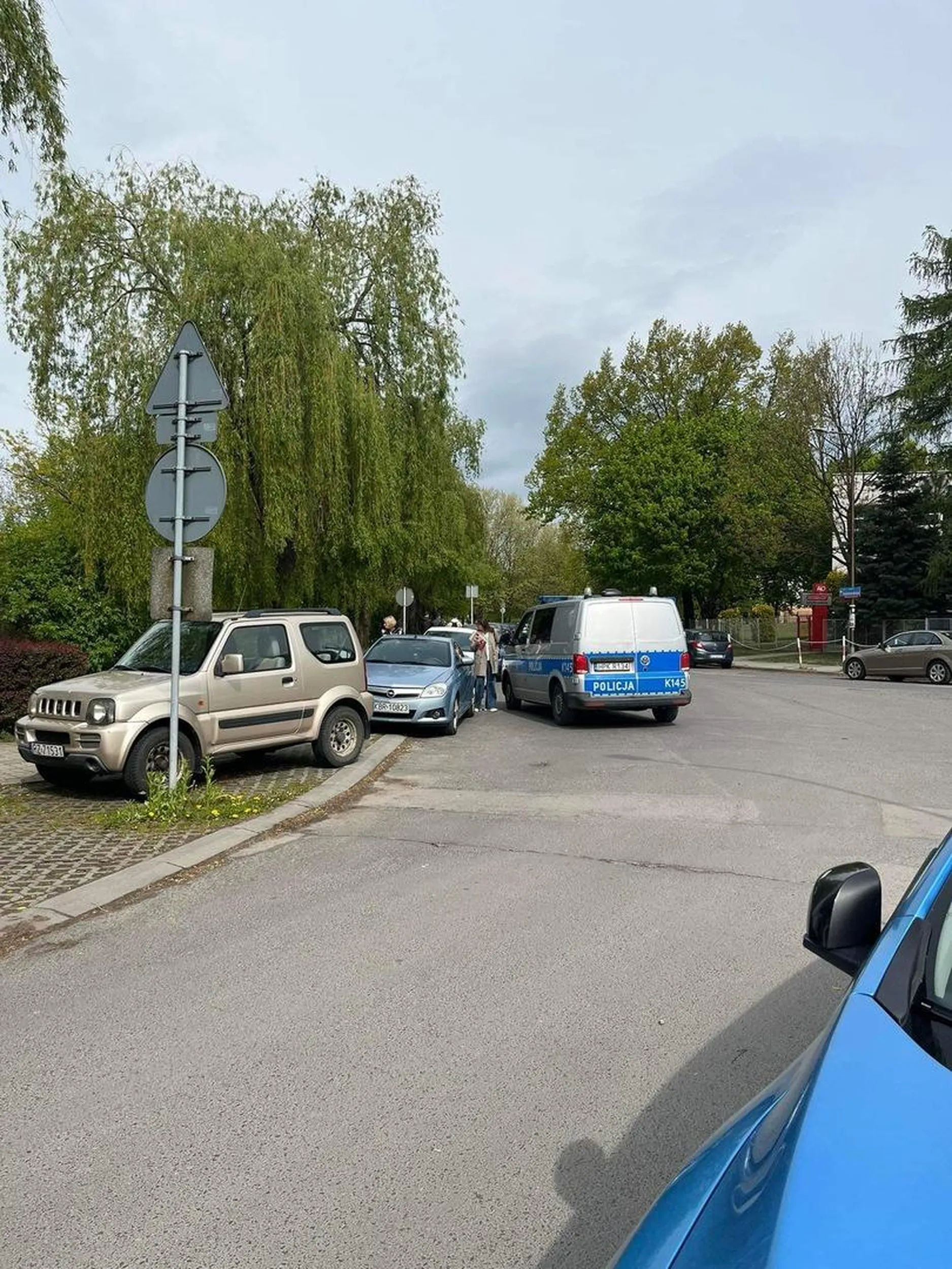 Kierowca zastawił wyjazd z parkingu. Brak wyobraźni