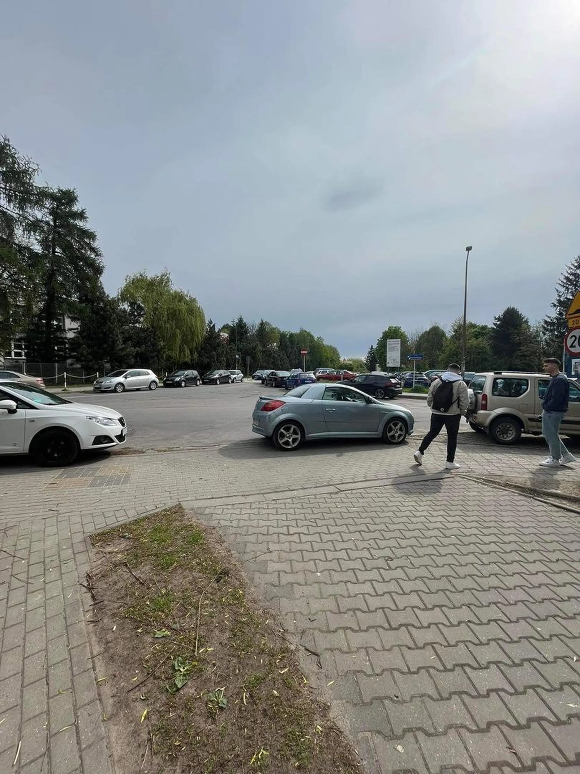 Kierowca zastawił wyjazd z parkingu. Brak wyobraźni