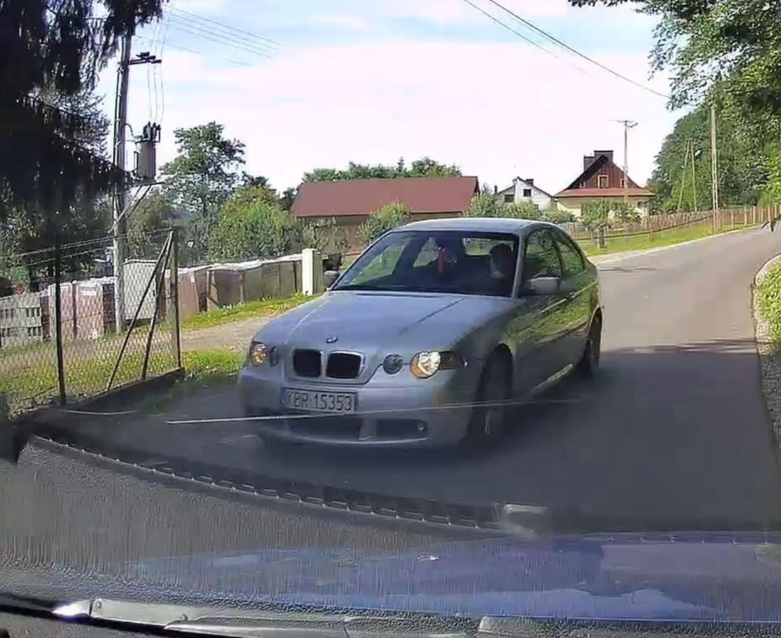 Dalej tak jeździj to moze kiedyś w kogoś trafisz. Ucieczka przed odpowiedzialnością tez jest bardzo rozsądna. Mam nadzieję że nie mieszkasz w tej samej okolicy, bo jeżeli tak, to może wypadałoby chociaz powiedzieć proste "przepraszam", a nie uciekać. Następnym razem proponuje jednak patrzyc na drogę.