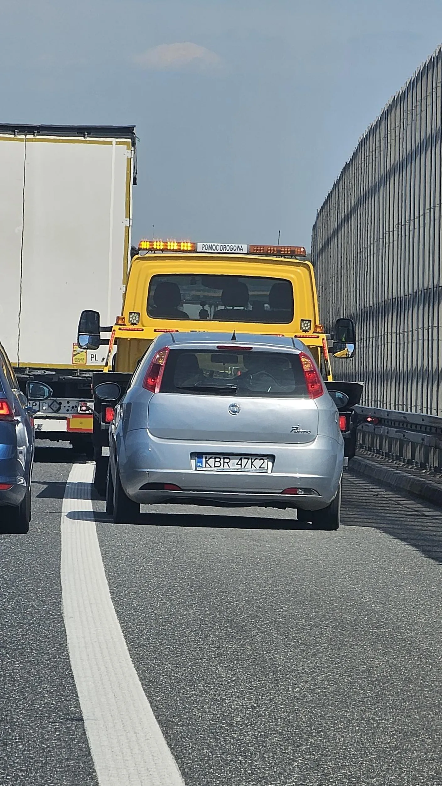 Wlecze się za lawetą na awaryjnym