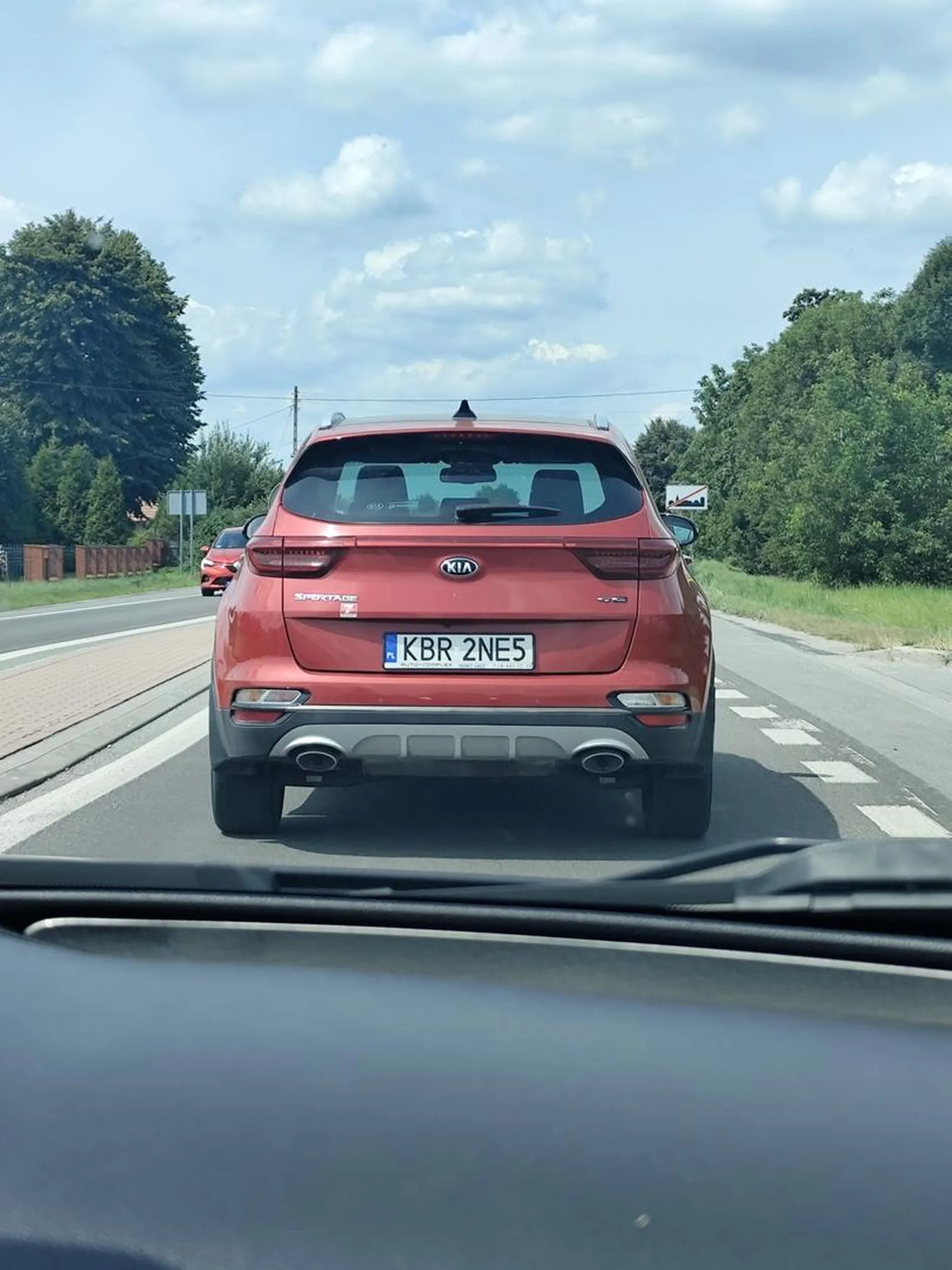 Wymusza pierwszeństwo na prostej drodze. Naucz się jeździć