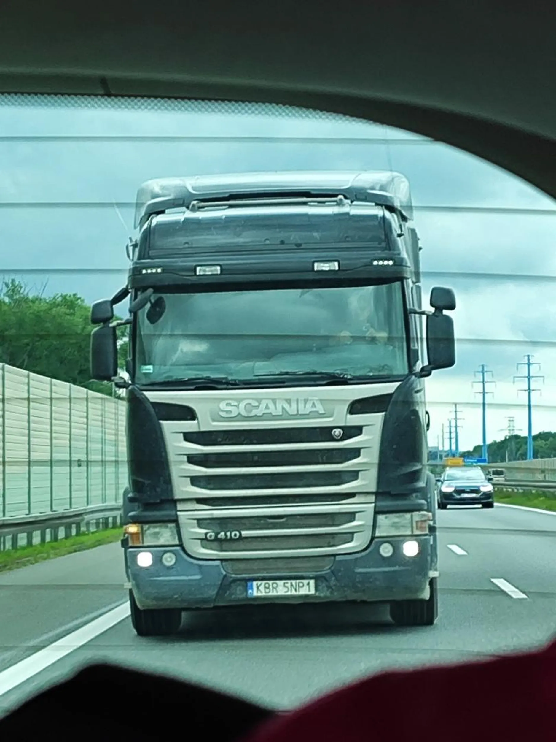 Wariat przekracza prędkość mało nie doprowadził do wypadku łamie przepisy