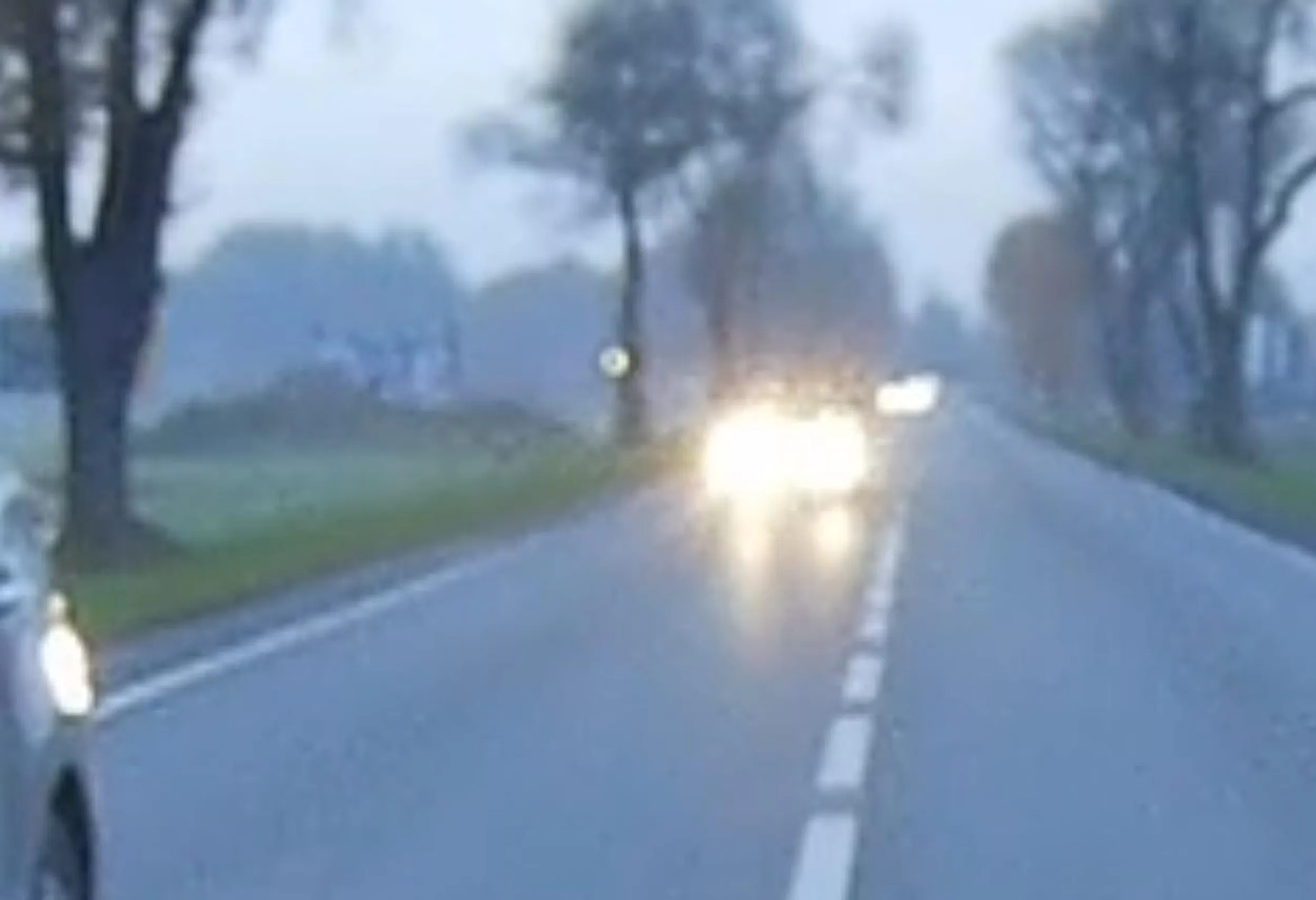 Z niewiadomego powodu nadużywa długich świateł