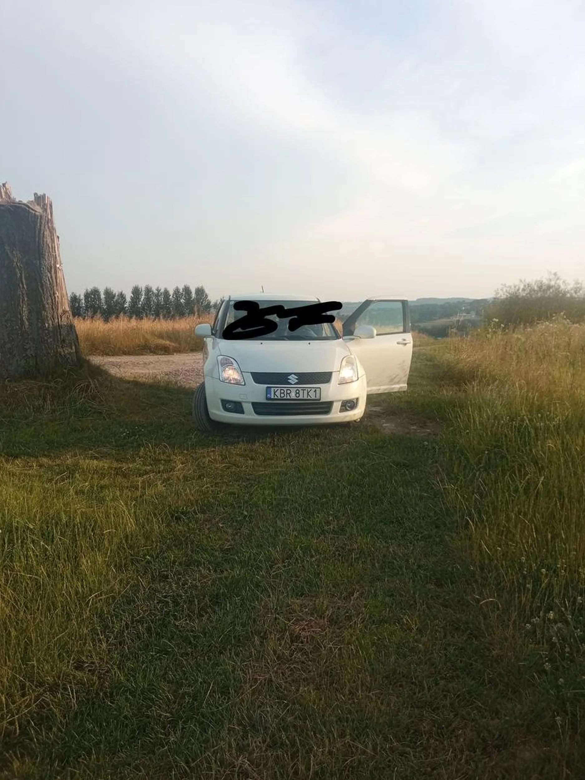 Jadąc za tą młodą dziewczynom w białym Suzuki, widziałem jak w terenie zabudowanym wyrzuciła przez okno kupę