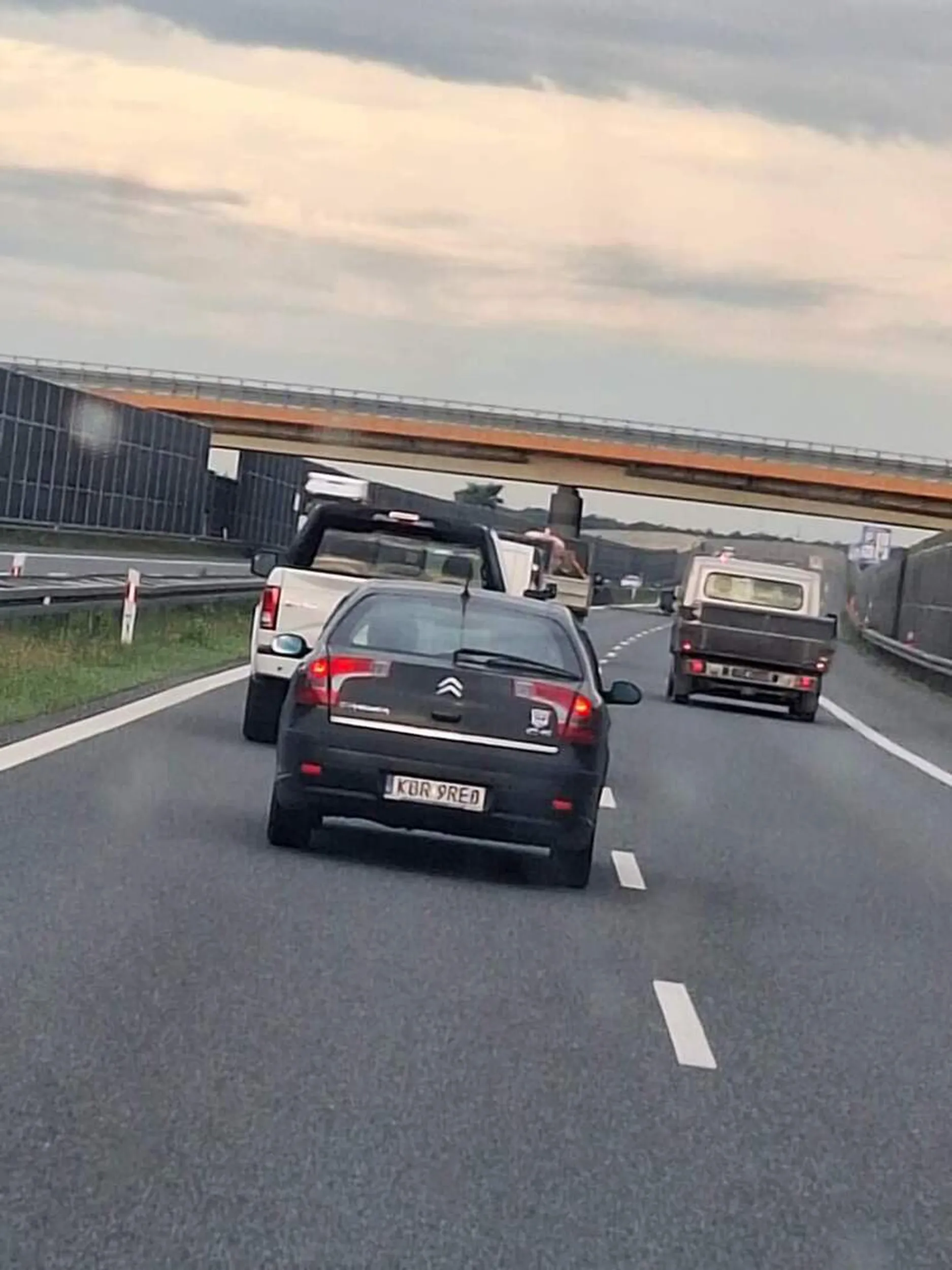 Uwaga na tego kierowcę bo specjalnie hamuje przed maską a później odjeżdża