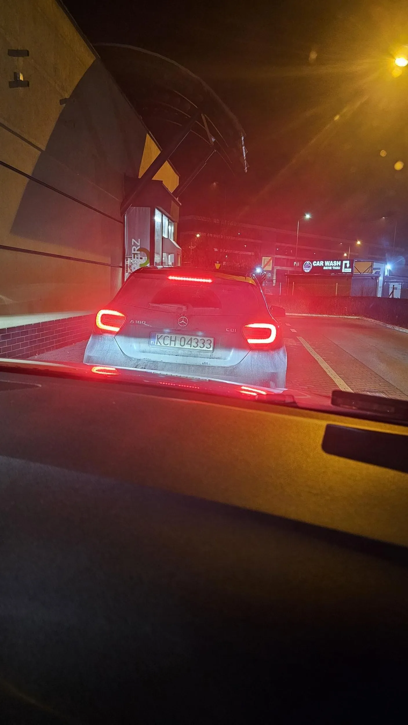 Robi loda za drwala, trzeba długo poczekać w kolejce. Uważajcie.