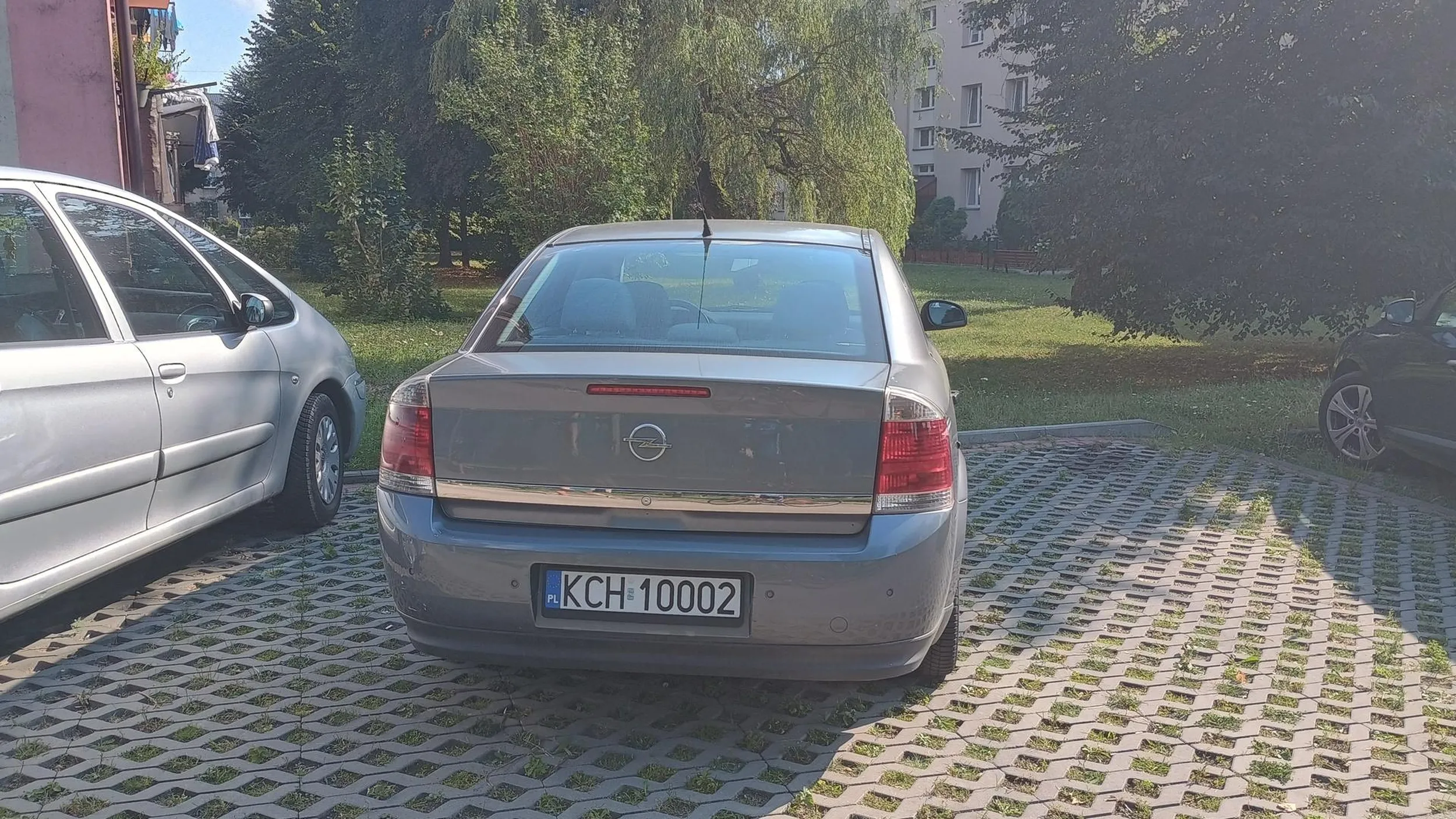 Na skrzyżowaniu ulic Matejki i Jana Pawła II w Trzebini kierowca tego samochodu wymusił pierwszeństwo skręcając z naprzeciwka w lewo, powodując zderzenie ze mną jadącym na rowerze. Będąc świadomym uderzenia oddalił się bez zatrzymania w kierunku osiedla. Gdy go znalazłem oglądał ze swoim nastoletnim synem uszkodzenia karoserii. Swoje zachowanie tłumaczył tym, że mnie "nie widział" (było bezchmurne popołudnie) oraz że "kolarze jeżdżą jak wariaci" (jechałem 30-40 na godzinę po prostej drodze). Widząc moją zakrwawioną dłoń stwierdził że nic mi się przecież nie stało, a on ma uszkodzony samochód. Z mojej strony poleciały wtedy wyzwiska bo mam za sobą już trzy wypadki na rowerze z udziałem samochodu ale jeszcze nigdy nie spotkałem się z taką głupotą i bezdusznością. Następnie kierowca oddalił się piechotą w stronę swojego bloku, ale gdy robiłem zdjęcia dokumentujące uszkodzenia wrócił popychając mnie i grożąc że zrobi mi krzywdę i zniszczy mój telefon. Widząc że nie sprowokuje mnie do rękoc