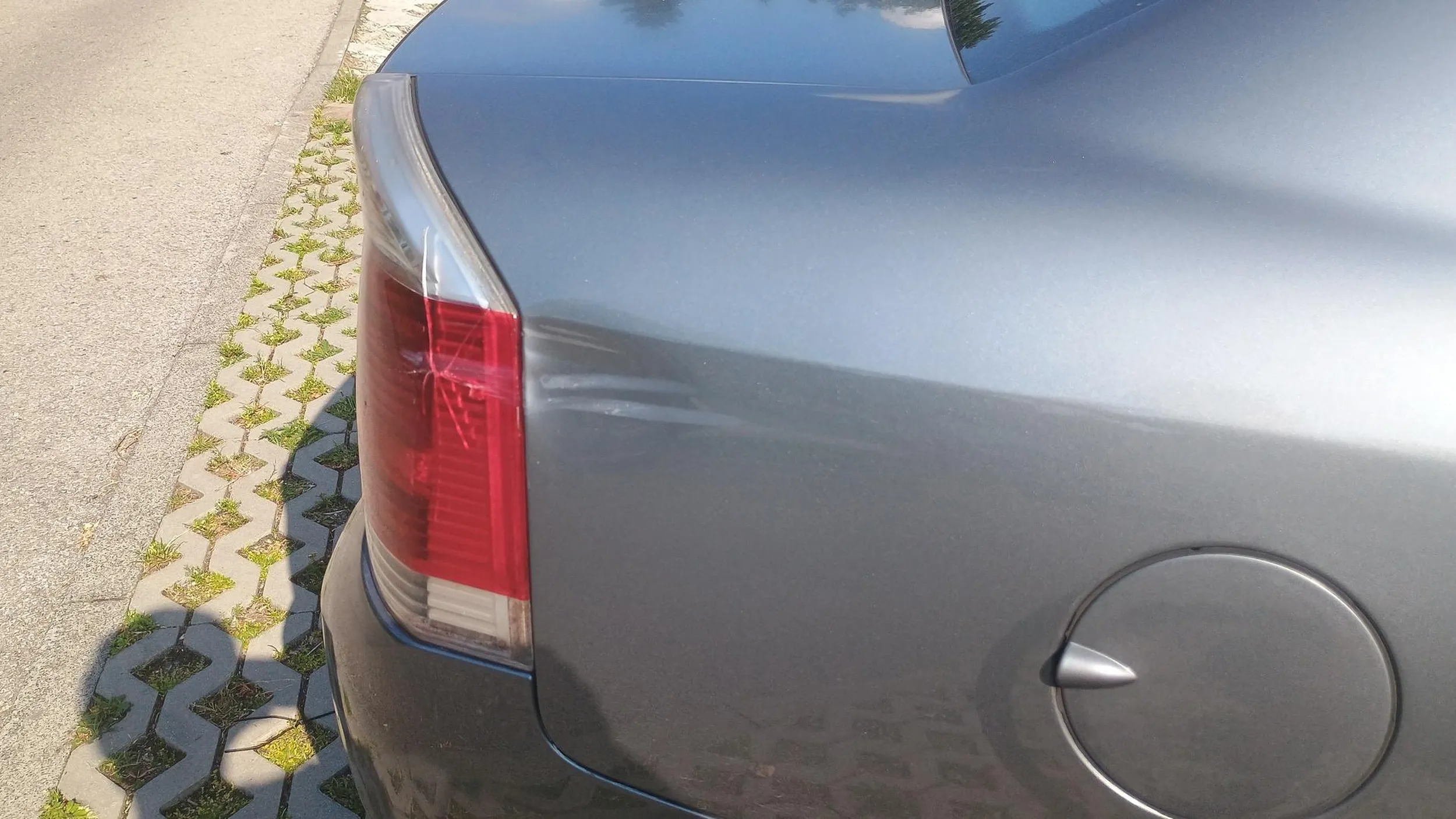 Na skrzyżowaniu ulic Matejki i Jana Pawła II w Trzebini kierowca tego samochodu wymusił pierwszeństwo skręcając z naprzeciwka w lewo, powodując zderzenie ze mną jadącym na rowerze. Będąc świadomym uderzenia oddalił się bez zatrzymania w kierunku osiedla. Gdy go znalazłem oglądał ze swoim nastoletnim synem uszkodzenia karoserii. Swoje zachowanie tłumaczył tym, że mnie "nie widział" (było bezchmurne popołudnie) oraz że "kolarze jeżdżą jak wariaci" (jechałem 30-40 na godzinę po prostej drodze). Widząc moją zakrwawioną dłoń stwierdził że nic mi się przecież nie stało, a on ma uszkodzony samochód. Z mojej strony poleciały wtedy wyzwiska bo mam za sobą już trzy wypadki na rowerze z udziałem samochodu ale jeszcze nigdy nie spotkałem się z taką głupotą i bezdusznością. Następnie kierowca oddalił się piechotą w stronę swojego bloku, ale gdy robiłem zdjęcia dokumentujące uszkodzenia wrócił popychając mnie i grożąc że zrobi mi krzywdę i zniszczy mój telefon. Widząc że nie sprowokuje mnie do rękoc