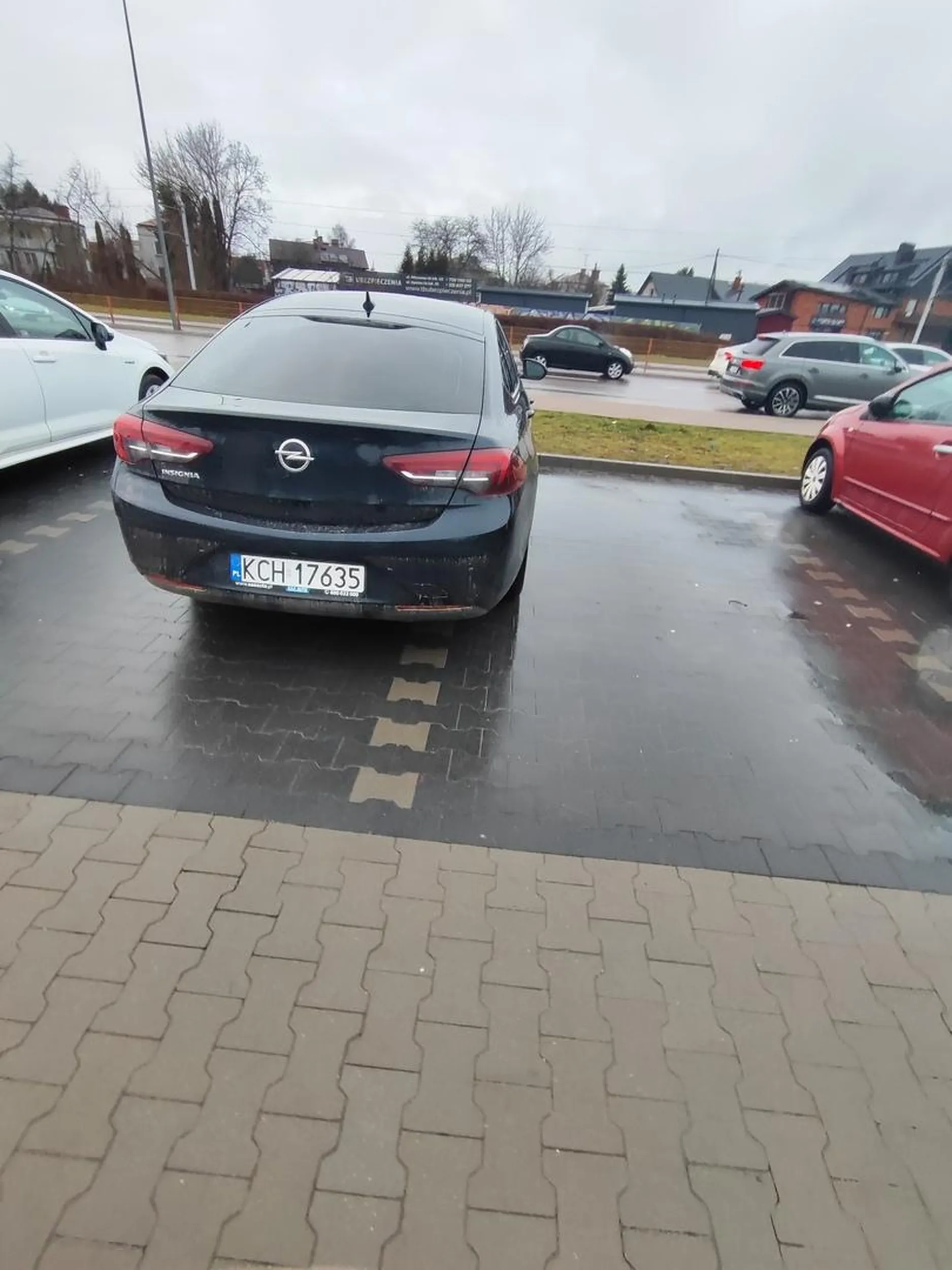 Tego samochodu na lewo od niego nie było jak parkował, słaby egoistyczny kierowca