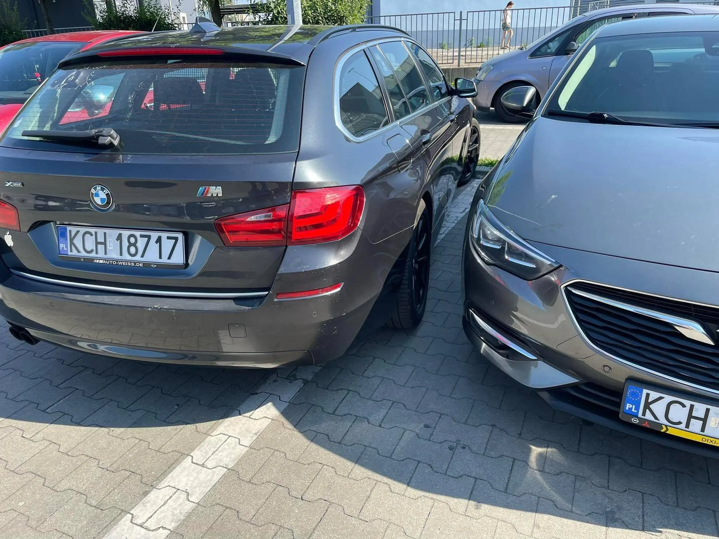 pozdrawiam panią (pan raczej tak nie zaparkuje)  z BWM, która skutecznie uniemożliwiła mi otwarcie przednich drzwi pasażerskich w moim samochodzie, stając niezgodnie z wyznaczonymi liniami i w dodatku pod kątem na prawie pustym parkingu przy CH Max 22.07 o godzinie 9:10. Chętnie zapłacę za godziny jazdy doszkalającej, jeśli miałoby to poprawić Pańskie umiejętności parkowania samochodu ?