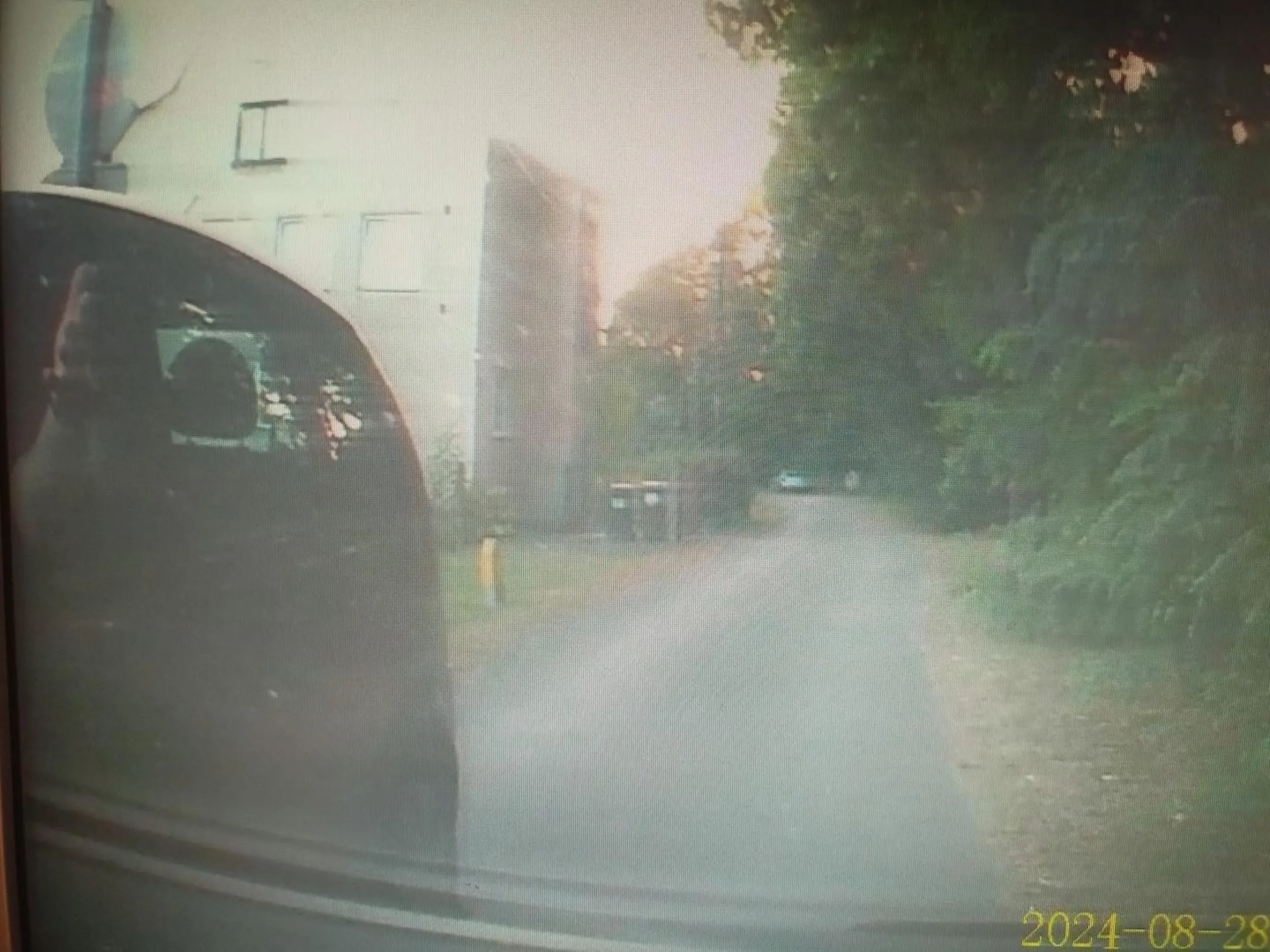 Kierowca uważa jezdnię za miejsce do dyskusji, na wąskiej drodze po zjechaniu mu na pobocze w celu umożliwienia bezpiecznego minięcia sie, blokuje jezdnie, zaczyna gadać i gestykulować zamiast po prostu przejechać. Może baba mu nie daje?